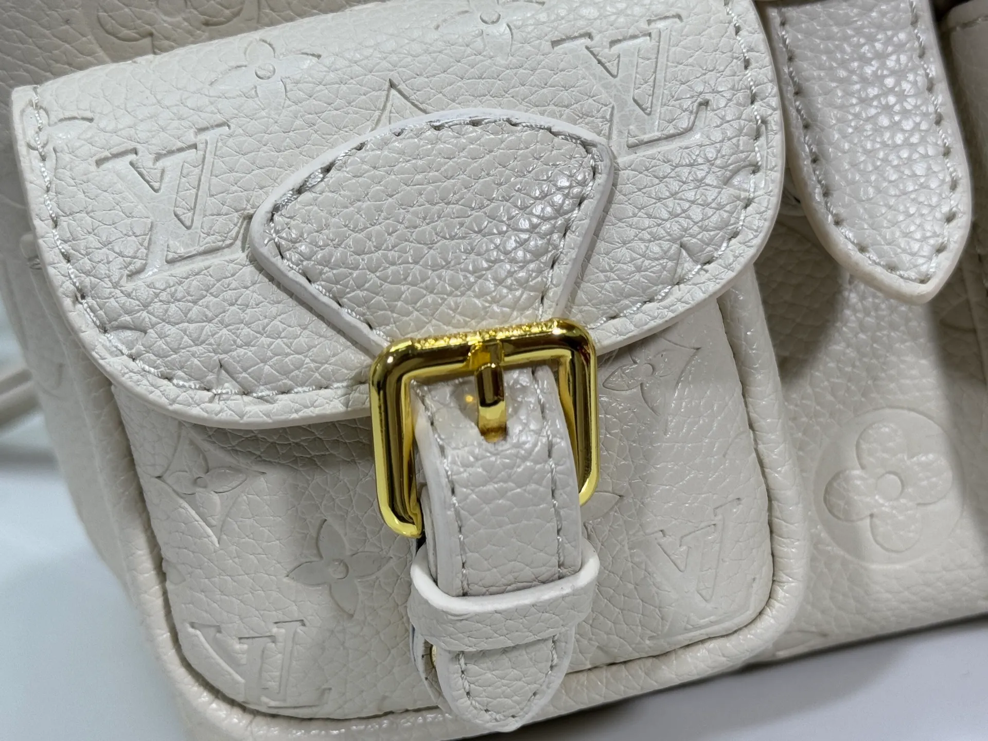 P260 Upgraded original M12987 M47074 M47072 M47106 This Backup backpack reinterprets the fresh tones of the LV Milky Way series with soft touches, using Monogram Empreinte leather with elegant metal hardware. Multiple pockets designed to easily store large wallets and travel essentials. Dimensions: 20.0 x 22.0 x 14.0 cm (length x height x width)