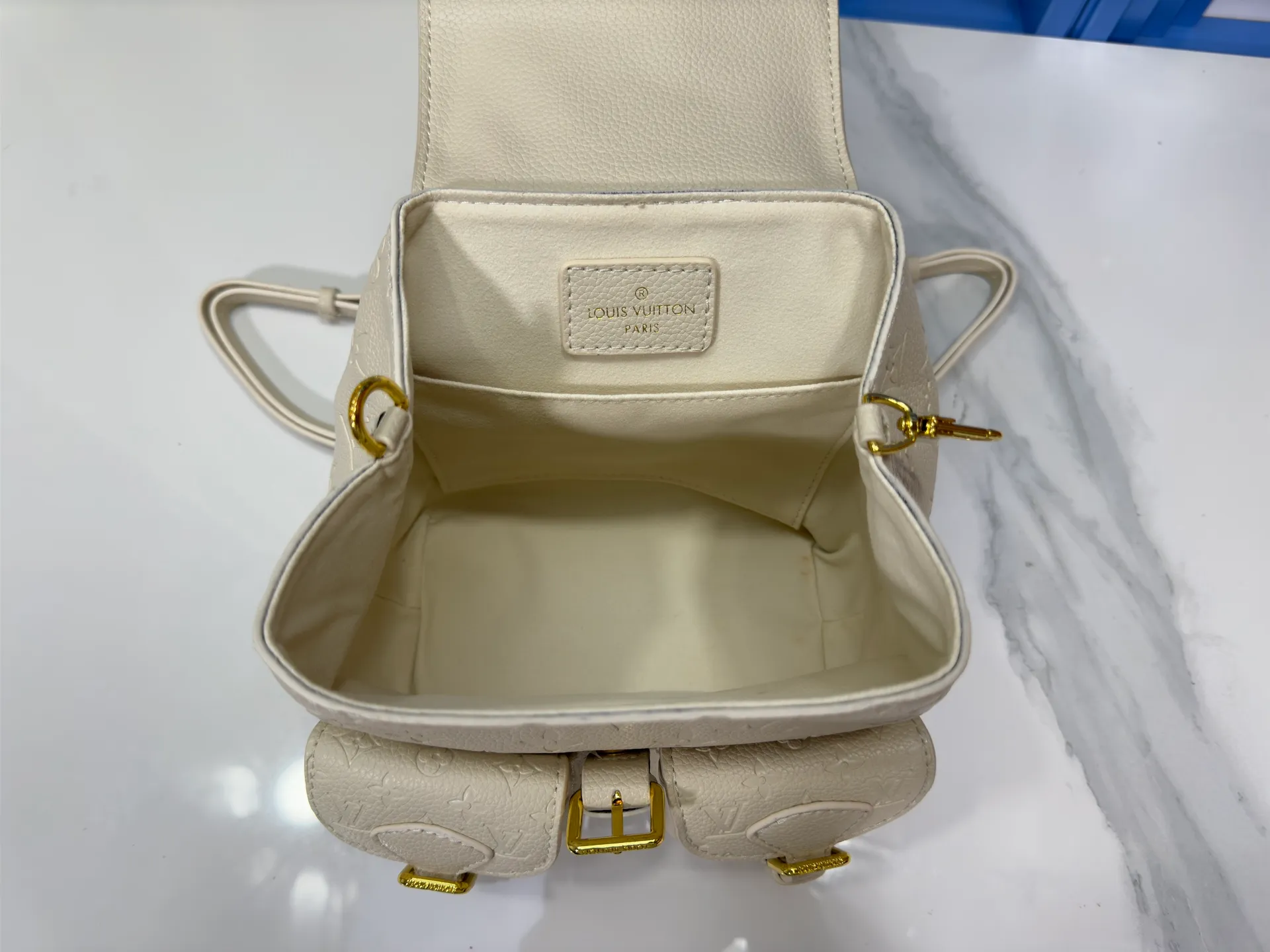 P260 Upgraded original M12987 M47074 M47072 M47106 This Backup backpack reinterprets the fresh tones of the LV Milky Way series with soft touches, using Monogram Empreinte leather with elegant metal hardware. Multiple pockets designed to easily store large wallets and travel essentials. Dimensions: 20.0 x 22.0 x 14.0 cm (length x height x width)