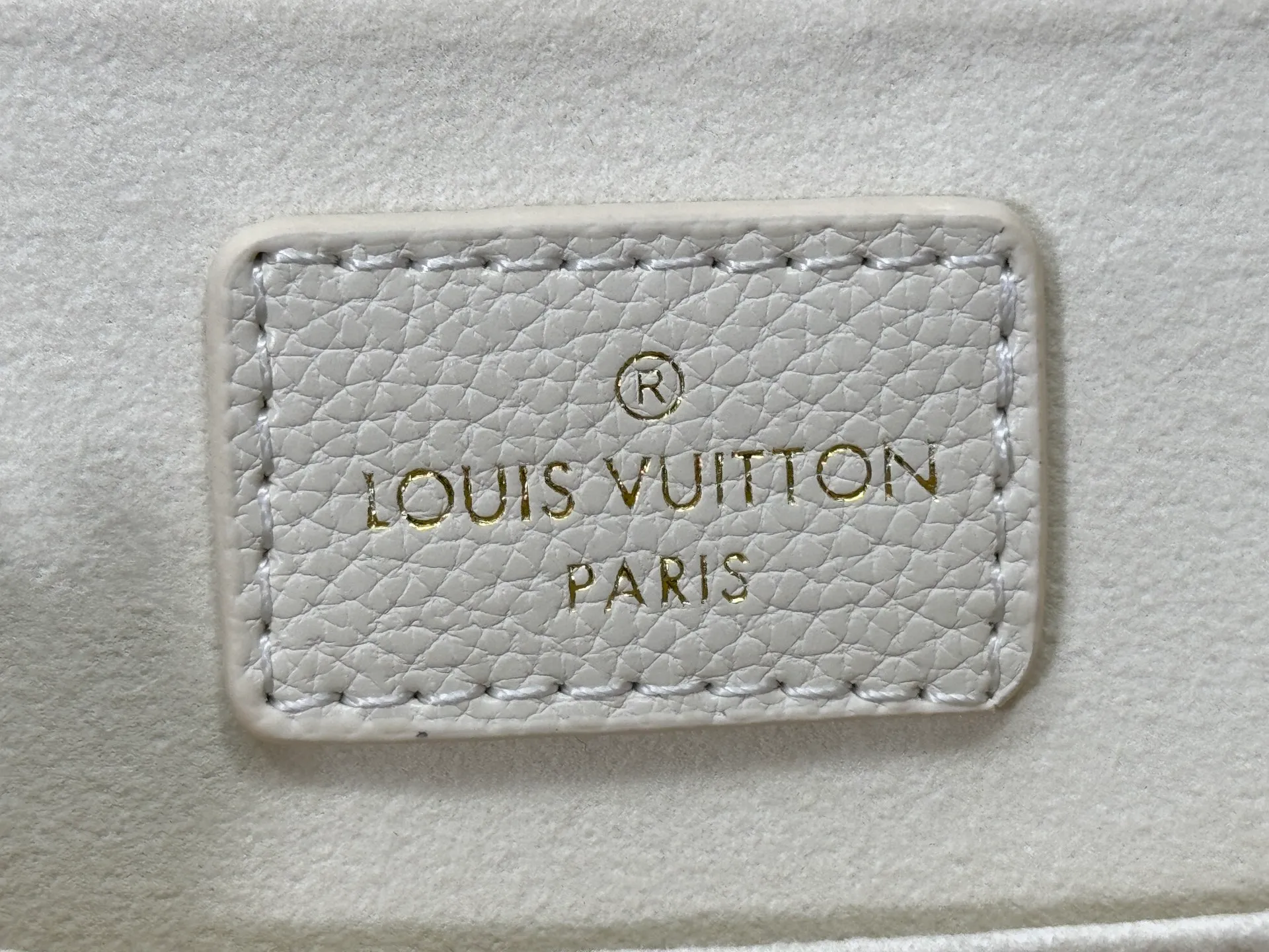 P260 Upgraded original M12987 M47074 M47072 M47106 This Backup backpack reinterprets the fresh tones of the LV Milky Way series with soft touches, using Monogram Empreinte leather with elegant metal hardware. Multiple pockets designed to easily store large wallets and travel essentials. Dimensions: 20.0 x 22.0 x 14.0 cm (length x height x width)