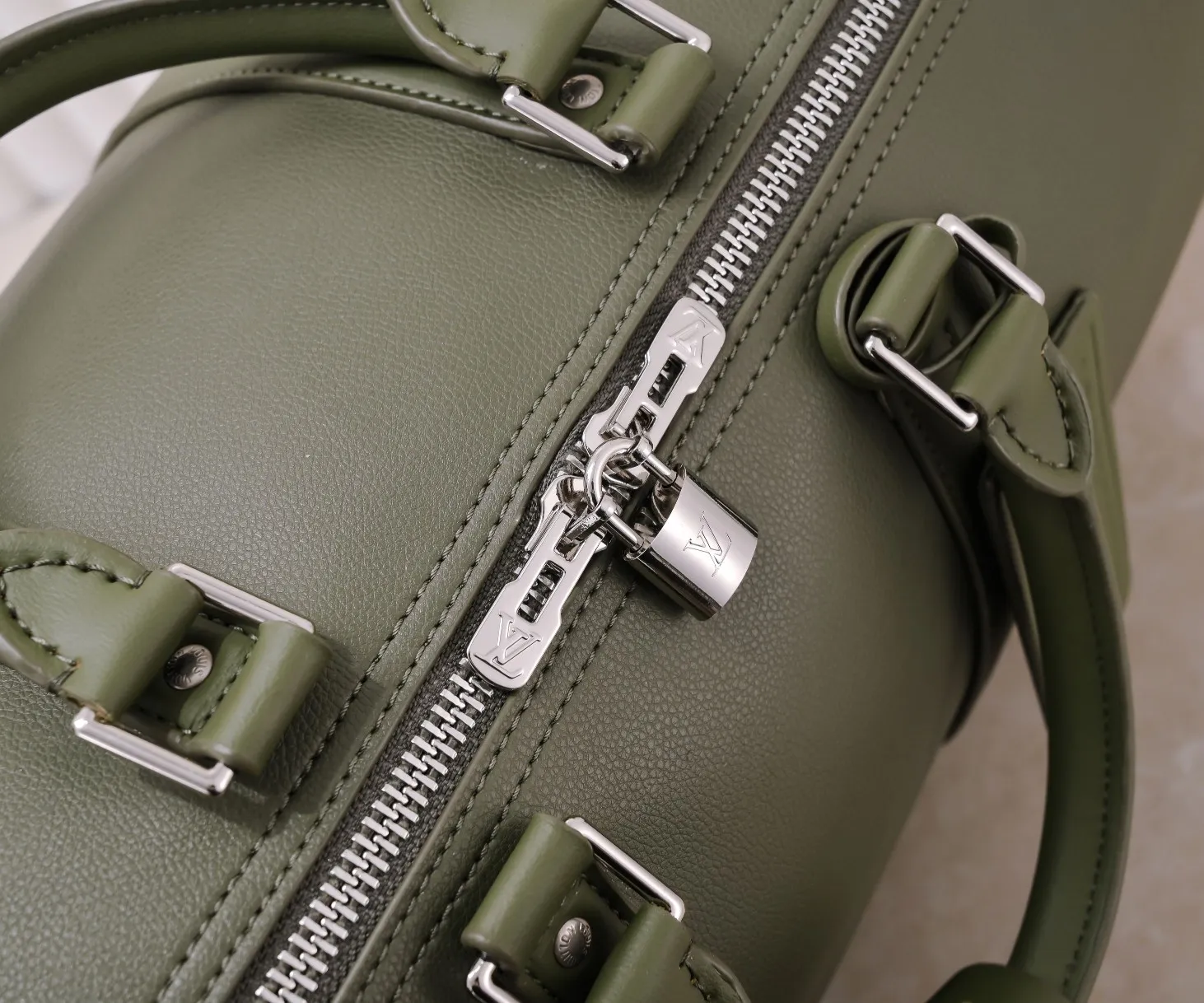 Batch 460💰M57088 41416 21420 KEEPALL BANDOULIÈRE 50 travel bag Louis Vuitton launches the Aerogram version of the new Keepall BANDOULIÈRE 50 travel bag, made of black soft grain leather, restrained and fashionable. Discreet details such as the black metal LV monogram, custom leather name tag and removable jacquard shoulder strap highlight the brand's style. Full leather pebbled travel bag with large logo on the lower right corneroo[Handshake][Handshake] Humanized size design and multiple carrying options make it a versatile travel item. Size 50cm