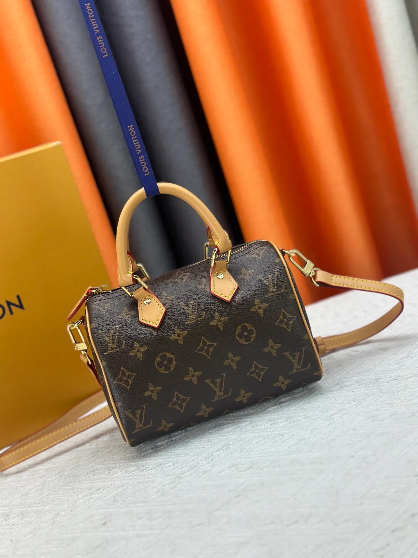 P220 new M81086 M46234 presbyopic Speedy Bandoulière 20 handbag is made of Monogram canvas, cow leather trim and fabric lining. It continues the classic design of Louis Vuitton Speedy travel bag in a compact size, with rolled leather handles and detachable and adjustable fabric shoulder straps embellished with brand logo texture. Detailed features 20.5 x 13.5 x 12 cm (length x height x width)