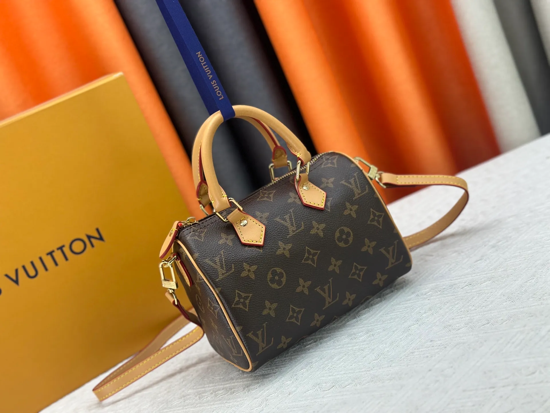 P220 new M81086 M46234 presbyopic Speedy Bandoulière 20 handbag is made of Monogram canvas, cow leather trim and fabric lining. It continues the classic design of Louis Vuitton Speedy travel bag in a compact size, with rolled leather handles and detachable and adjustable fabric shoulder straps embellished with brand logo texture. Detailed features 20.5 x 13.5 x 12 cm (length x height x width)