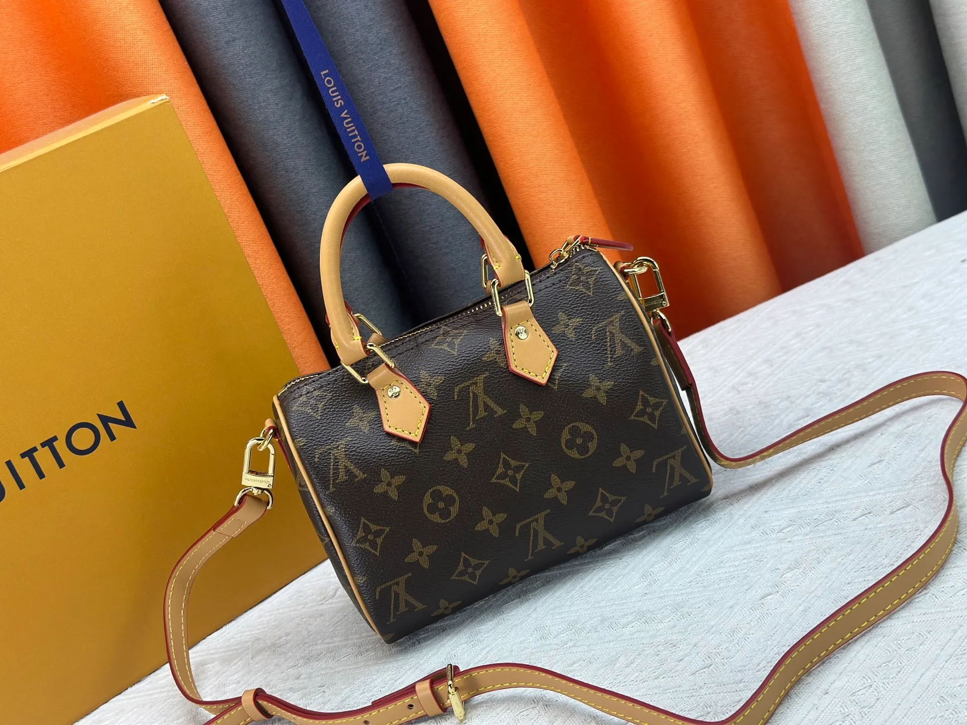 P220 new M81086 M46234 presbyopic Speedy Bandoulière 20 handbag is made of Monogram canvas, cow leather trim and fabric lining. It continues the classic design of Louis Vuitton Speedy travel bag in a compact size, with rolled leather handles and detachable and adjustable fabric shoulder straps embellished with brand logo texture. Detailed features 20.5 x 13.5 x 12 cm (length x height x width)