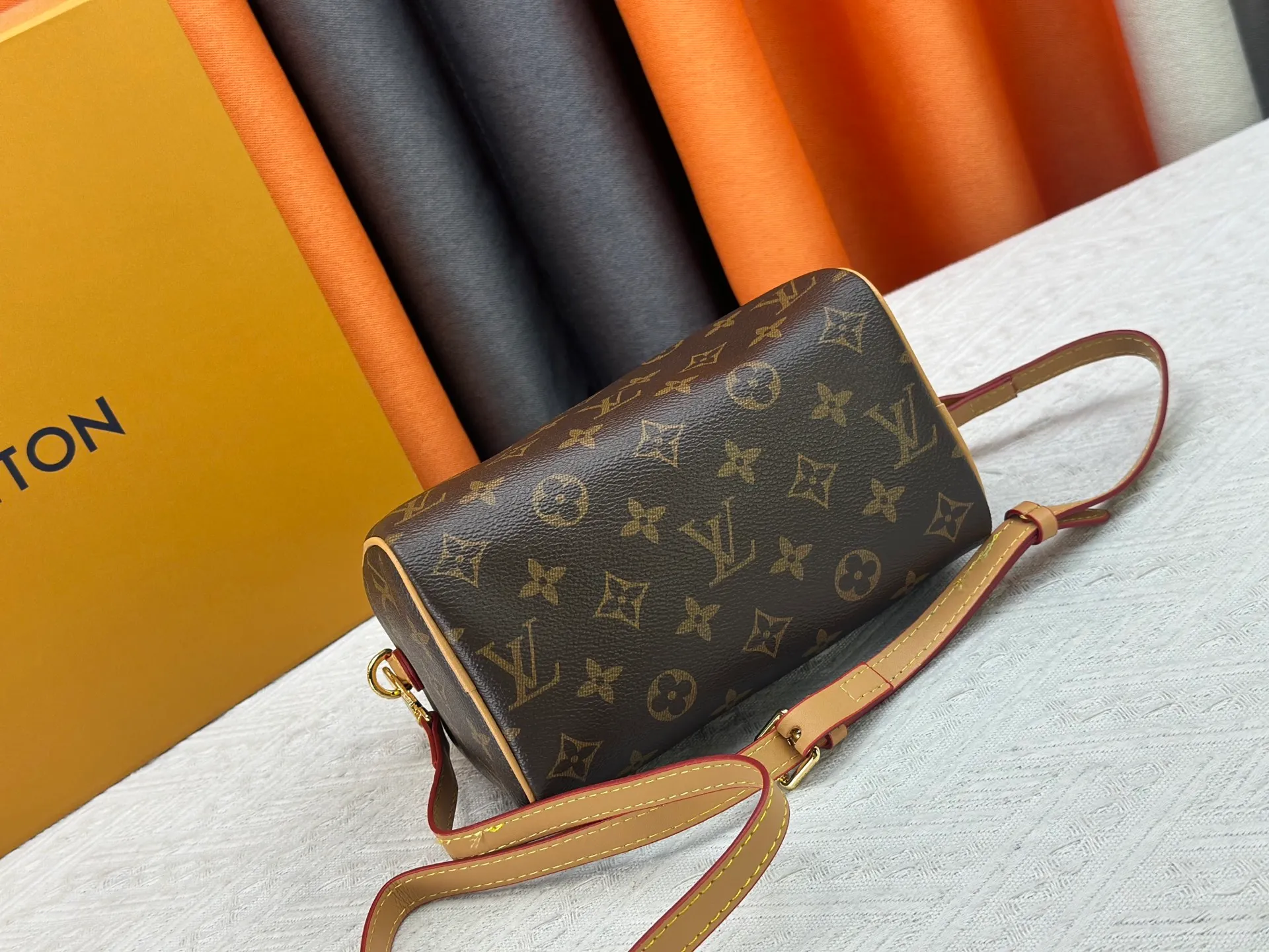 P220 new M81086 M46234 presbyopic Speedy Bandoulière 20 handbag is made of Monogram canvas, cow leather trim and fabric lining. It continues the classic design of Louis Vuitton Speedy travel bag in a compact size, with rolled leather handles and detachable and adjustable fabric shoulder straps embellished with brand logo texture. Detailed features 20.5 x 13.5 x 12 cm (length x height x width)