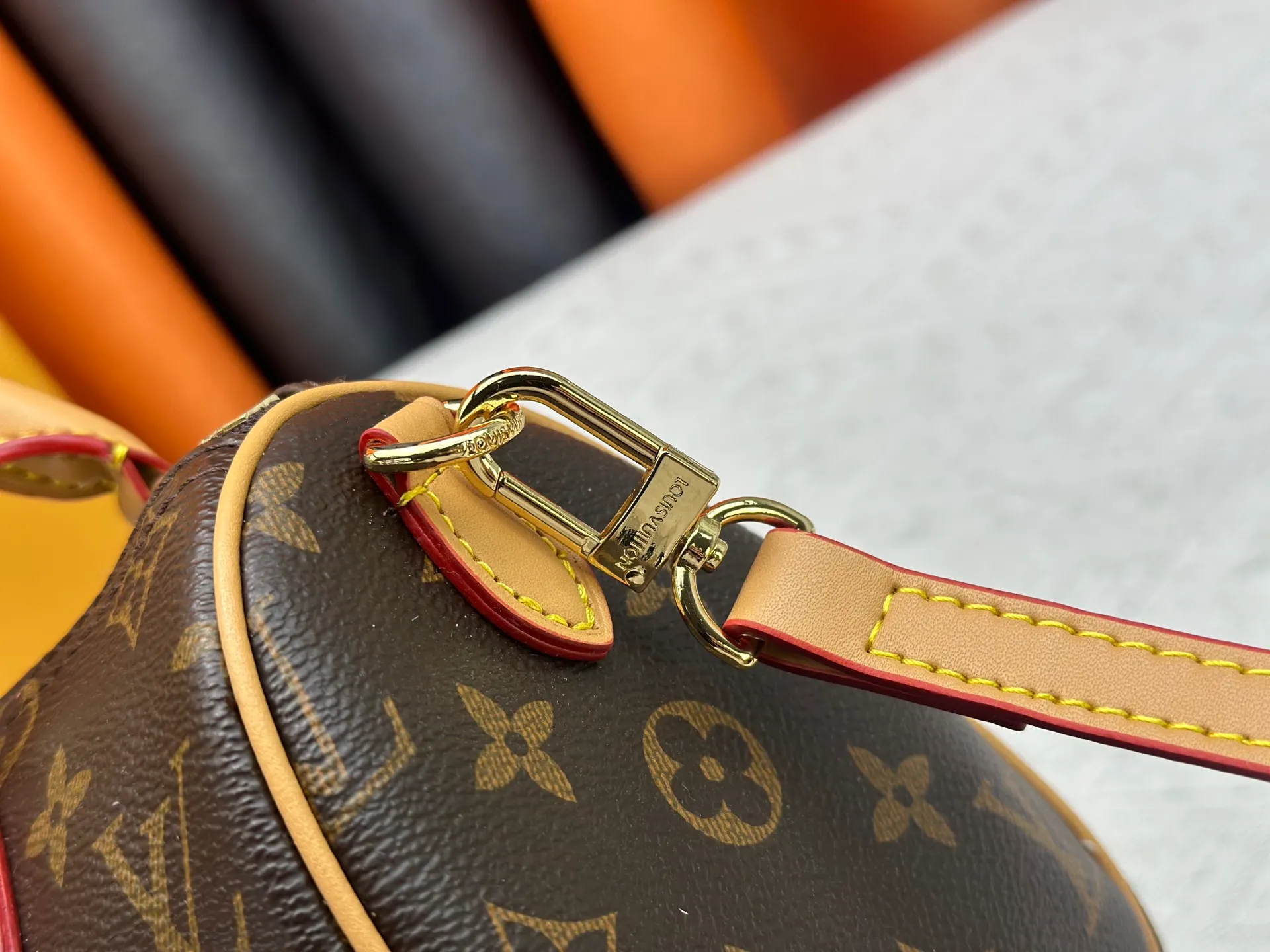 P220 new M81086 M46234 presbyopic Speedy Bandoulière 20 handbag is made of Monogram canvas, cow leather trim and fabric lining. It continues the classic design of Louis Vuitton Speedy travel bag in a compact size, with rolled leather handles and detachable and adjustable fabric shoulder straps embellished with brand logo texture. Detailed features 20.5 x 13.5 x 12 cm (length x height x width)