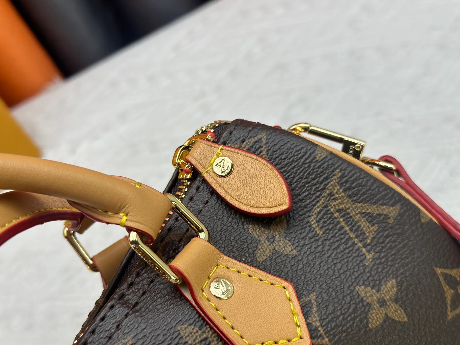P220 new M81086 M46234 presbyopic Speedy Bandoulière 20 handbag is made of Monogram canvas, cow leather trim and fabric lining. It continues the classic design of Louis Vuitton Speedy travel bag in a compact size, with rolled leather handles and detachable and adjustable fabric shoulder straps embellished with brand logo texture. Detailed features 20.5 x 13.5 x 12 cm (length x height x width)