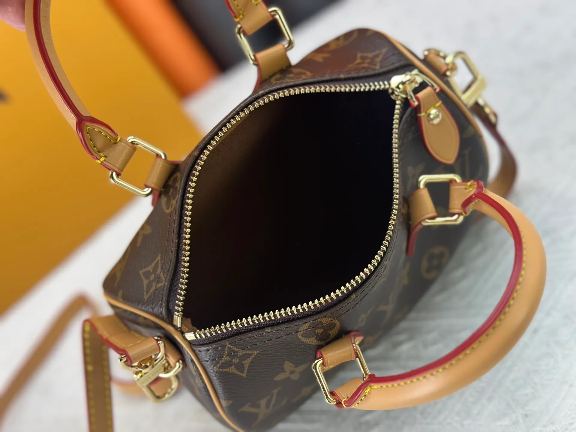 P220 new M81086 M46234 presbyopic Speedy Bandoulière 20 handbag is made of Monogram canvas, cow leather trim and fabric lining. It continues the classic design of Louis Vuitton Speedy travel bag in a compact size, with rolled leather handles and detachable and adjustable fabric shoulder straps embellished with brand logo texture. Detailed features 20.5 x 13.5 x 12 cm (length x height x width)