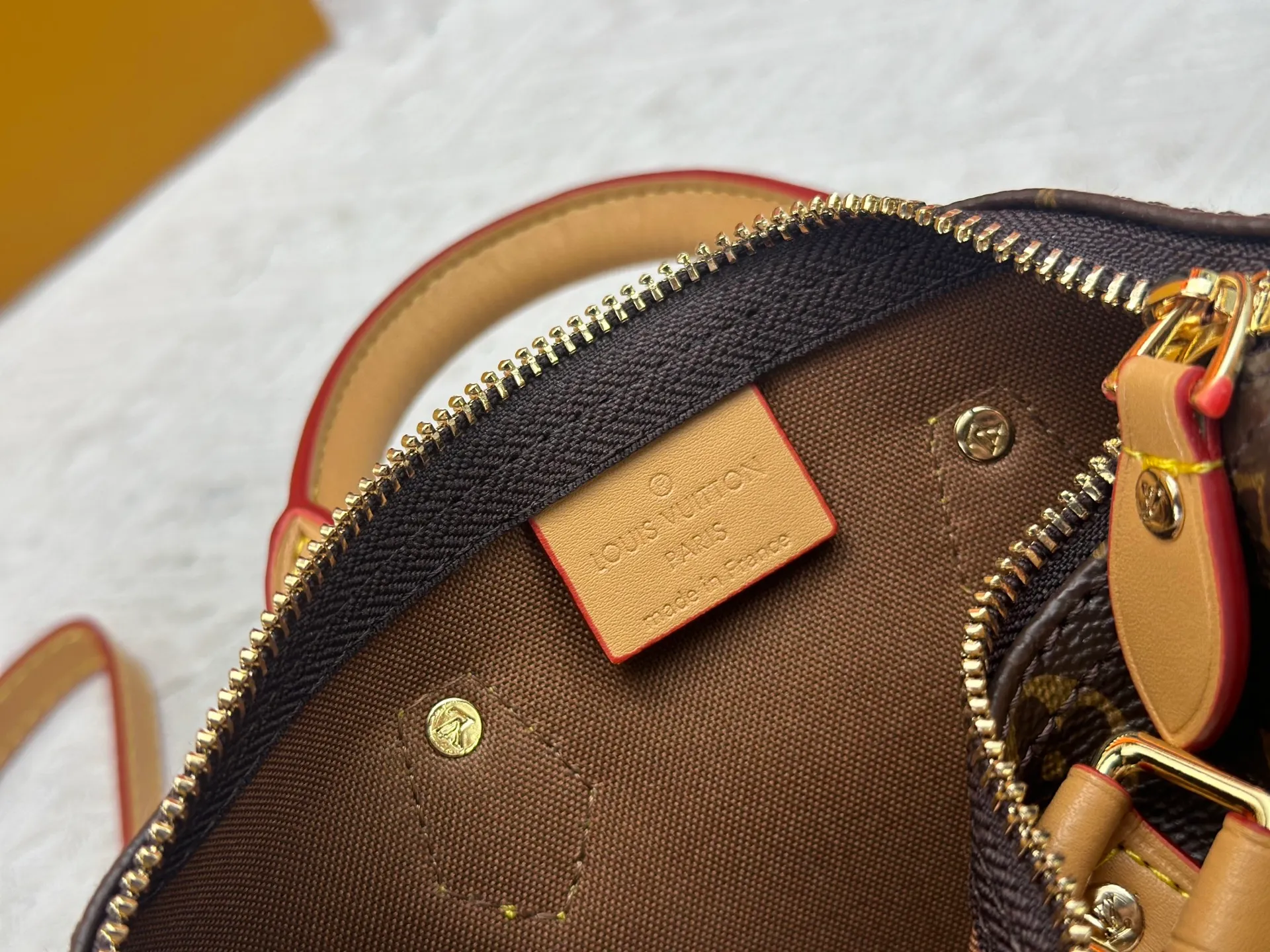 P220 new M81086 M46234 presbyopic Speedy Bandoulière 20 handbag is made of Monogram canvas, cow leather trim and fabric lining. It continues the classic design of Louis Vuitton Speedy travel bag in a compact size, with rolled leather handles and detachable and adjustable fabric shoulder straps embellished with brand logo texture. Detailed features 20.5 x 13.5 x 12 cm (length x height x width)