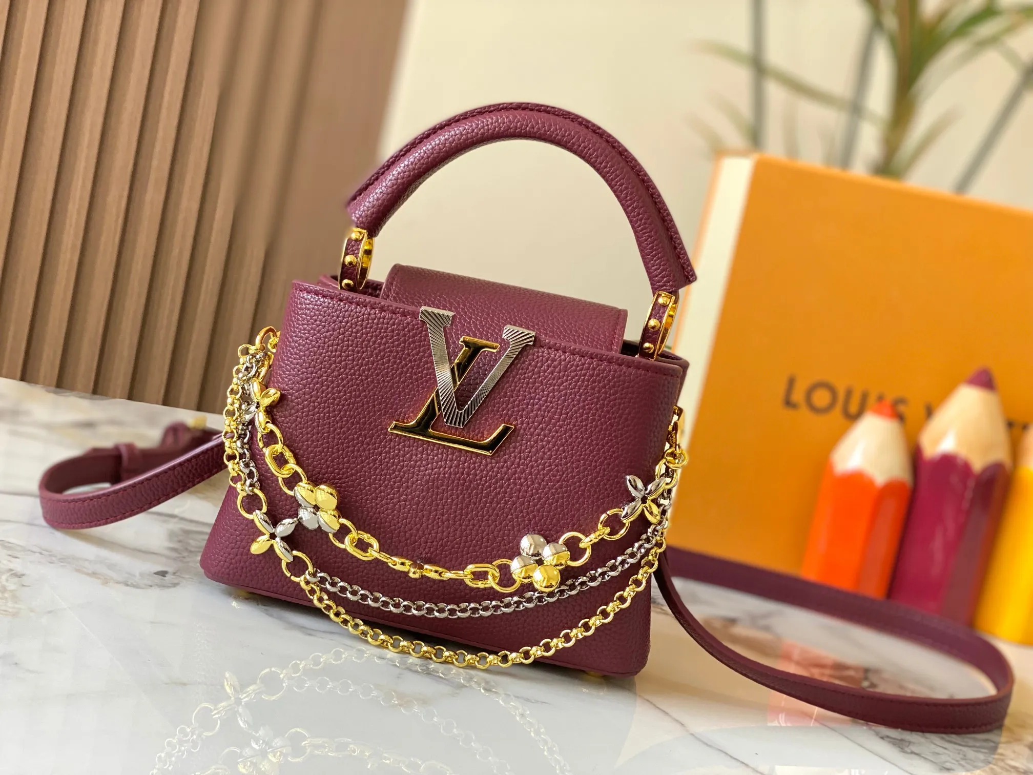 P480 [Guangzhou top quality original version] M26351 Bordeaux Red This modern version of Capucines mini is made of timeless Taurillon leather and equipped with a jewelry-inspired Infinity chain. The bag is decorated with double galvanized metal parts, including the iconic Monogram floral pattern, and the LV Initials logo created with sunburst technology, creating a sundial-like light and shadow effect. The bag has multiple pockets and a detachable shoulder strap, allowing it to be carried on one shoulder or across the body. 14 x 8 x 21 cm (height x width x length)
