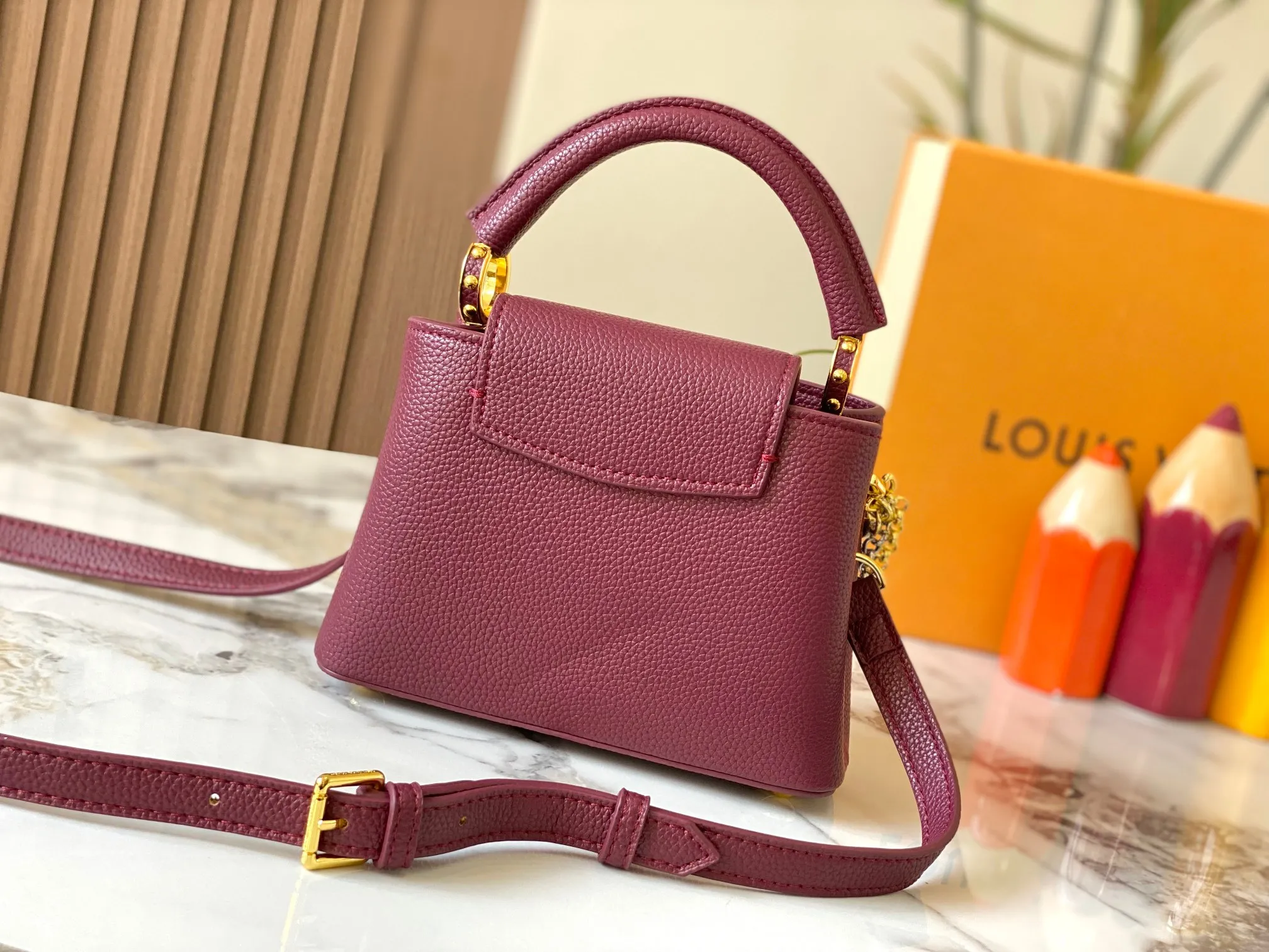 P480 [Guangzhou top quality original version] M26351 Bordeaux Red This modern version of Capucines mini is made of timeless Taurillon leather and equipped with a jewelry-inspired Infinity chain. The bag is decorated with double galvanized metal parts, including the iconic Monogram floral pattern, and the LV Initials logo created with sunburst technology, creating a sundial-like light and shadow effect. The bag has multiple pockets and a detachable shoulder strap, allowing it to be carried on one shoulder or across the body. 14 x 8 x 21 cm (height x width x length)