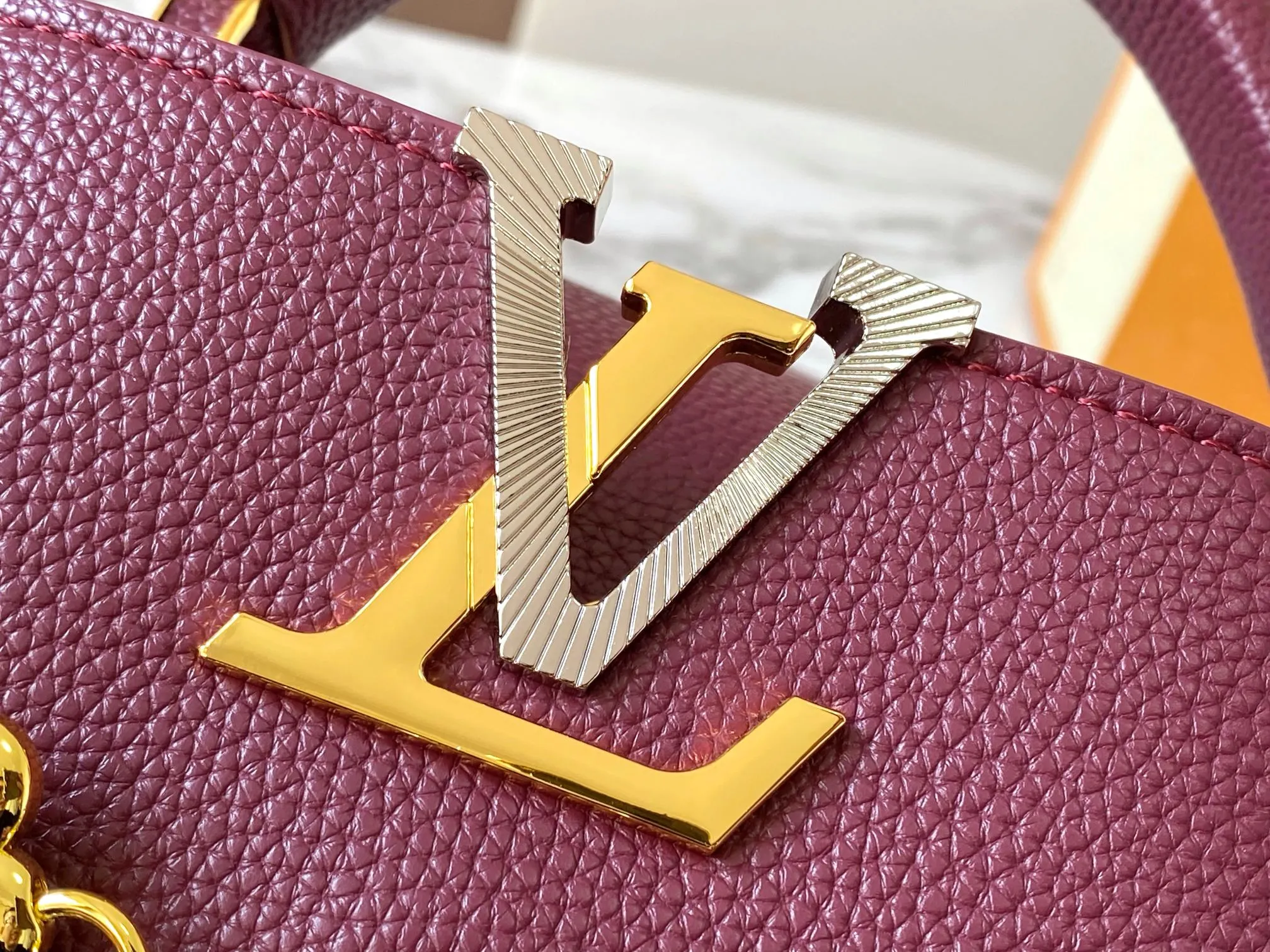 P480 [Guangzhou top quality original version] M26351 Bordeaux Red This modern version of Capucines mini is made of timeless Taurillon leather and equipped with a jewelry-inspired Infinity chain. The bag is decorated with double galvanized metal parts, including the iconic Monogram floral pattern, and the LV Initials logo created with sunburst technology, creating a sundial-like light and shadow effect. The bag has multiple pockets and a detachable shoulder strap, allowing it to be carried on one shoulder or across the body. 14 x 8 x 21 cm (height x width x length)