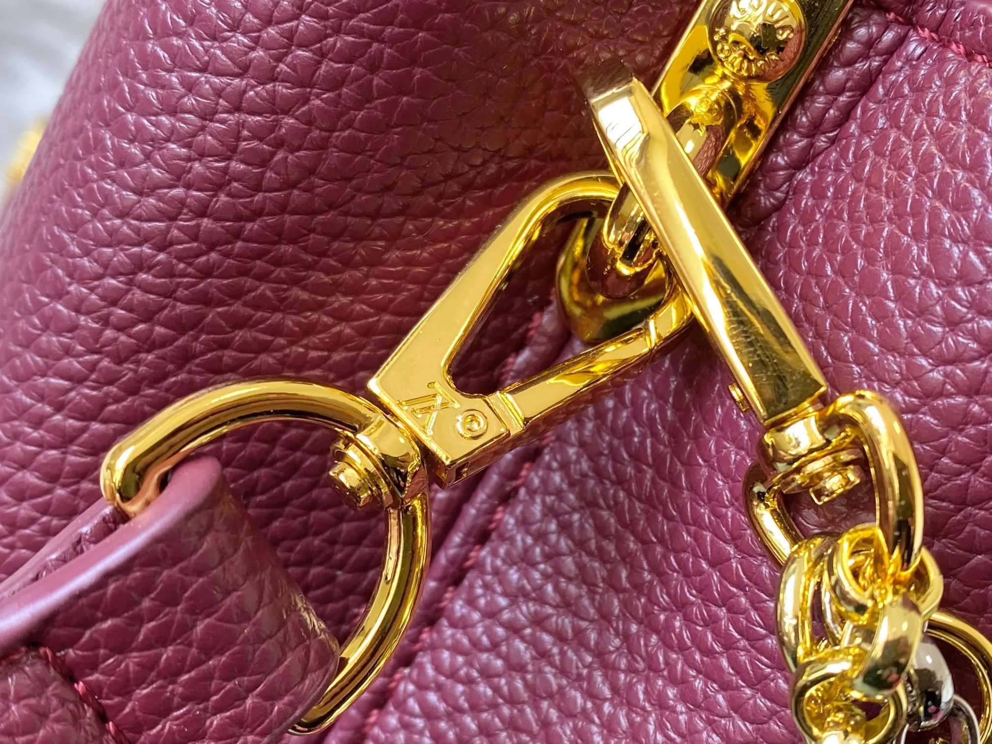 P480 [Guangzhou top quality original version] M26351 Bordeaux Red This modern version of Capucines mini is made of timeless Taurillon leather and equipped with a jewelry-inspired Infinity chain. The bag is decorated with double galvanized metal parts, including the iconic Monogram floral pattern, and the LV Initials logo created with sunburst technology, creating a sundial-like light and shadow effect. The bag has multiple pockets and a detachable shoulder strap, allowing it to be carried on one shoulder or across the body. 14 x 8 x 21 cm (height x width x length)