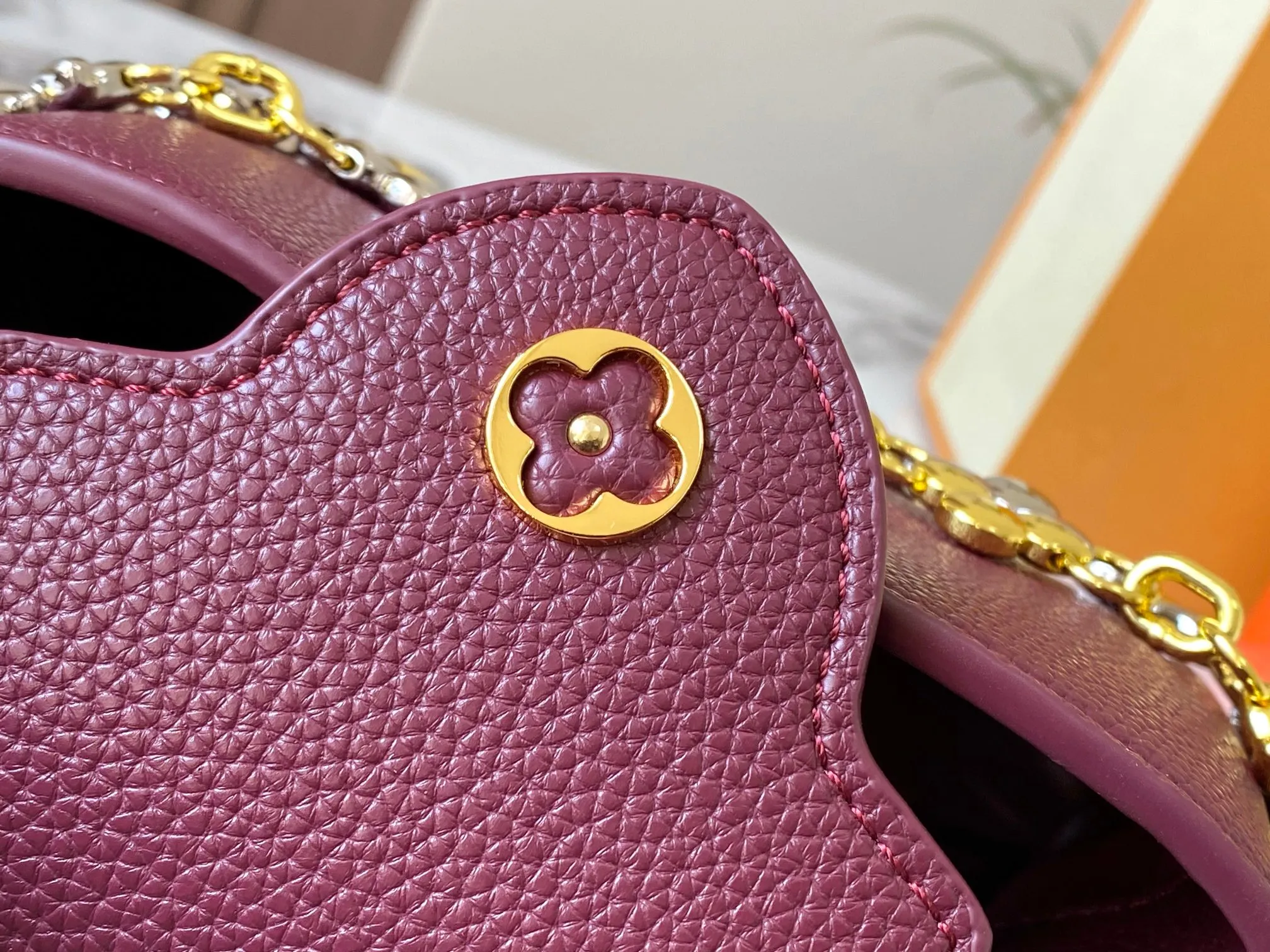 P480 [Guangzhou top quality original version] M26351 Bordeaux Red This modern version of Capucines mini is made of timeless Taurillon leather and equipped with a jewelry-inspired Infinity chain. The bag is decorated with double galvanized metal parts, including the iconic Monogram floral pattern, and the LV Initials logo created with sunburst technology, creating a sundial-like light and shadow effect. The bag has multiple pockets and a detachable shoulder strap, allowing it to be carried on one shoulder or across the body. 14 x 8 x 21 cm (height x width x length)