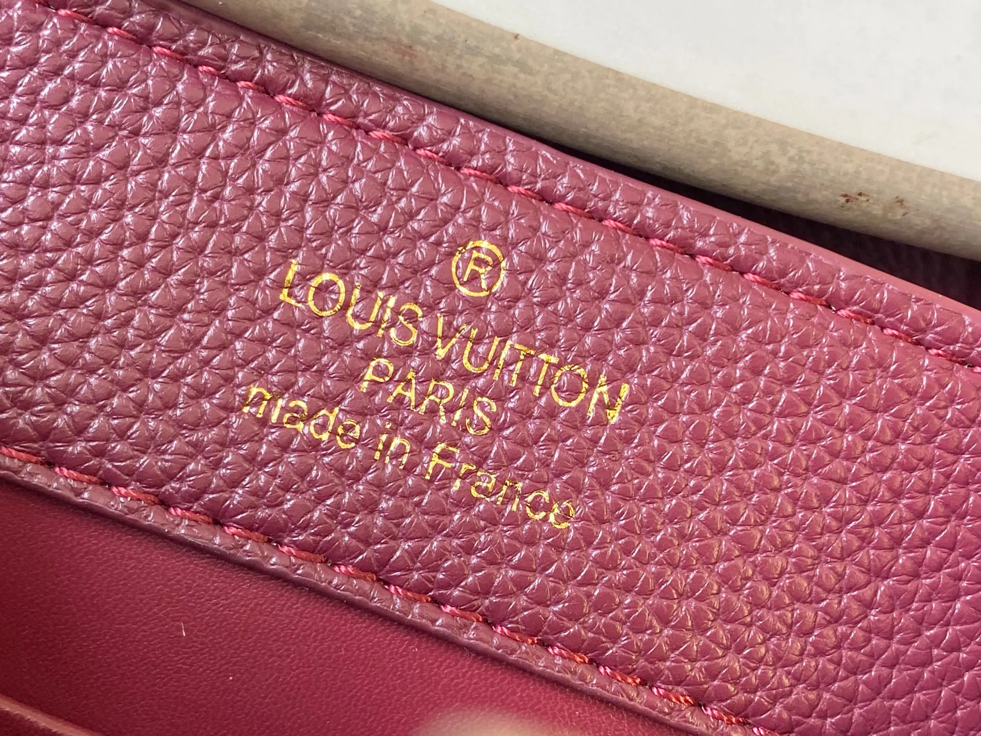 P480 [Guangzhou top quality original version] M26351 Bordeaux Red This modern version of Capucines mini is made of timeless Taurillon leather and equipped with a jewelry-inspired Infinity chain. The bag is decorated with double galvanized metal parts, including the iconic Monogram floral pattern, and the LV Initials logo created with sunburst technology, creating a sundial-like light and shadow effect. The bag has multiple pockets and a detachable shoulder strap, allowing it to be carried on one shoulder or across the body. 14 x 8 x 21 cm (height x width x length)