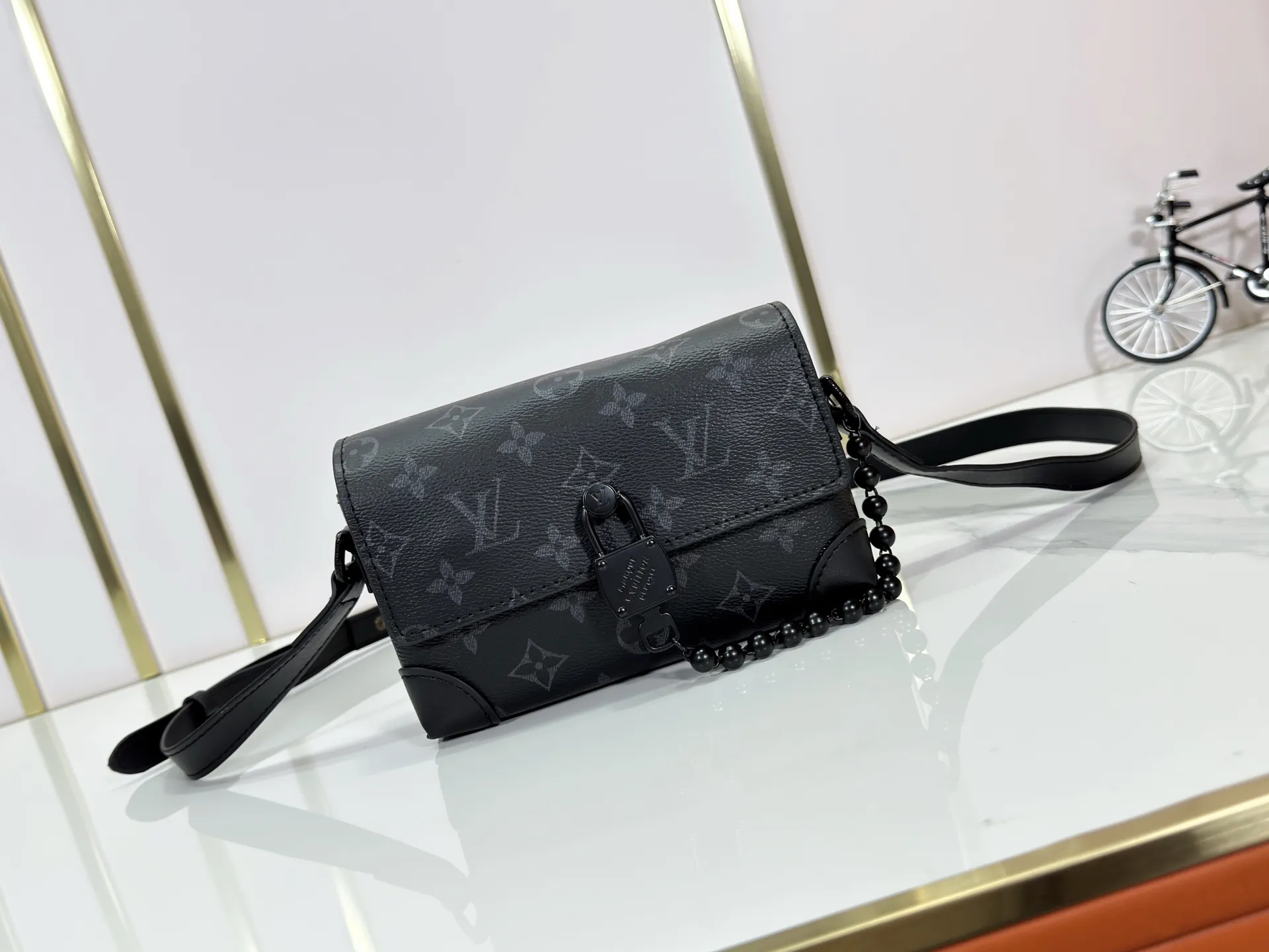 P220 Upgraded original M14738 This Steamer mini handbag is made of Monogram canvas, with distressed cow leather trim and dazzling metal parts. The new square lock snaps back to Pharrell Williams' signature Damier pattern, the delicate key connects to the intricate beaded chain, and the adjustable shoulder strap allows for shoulder or cross-body wear. Dimensions: 18 × 11 × 6.5 cm