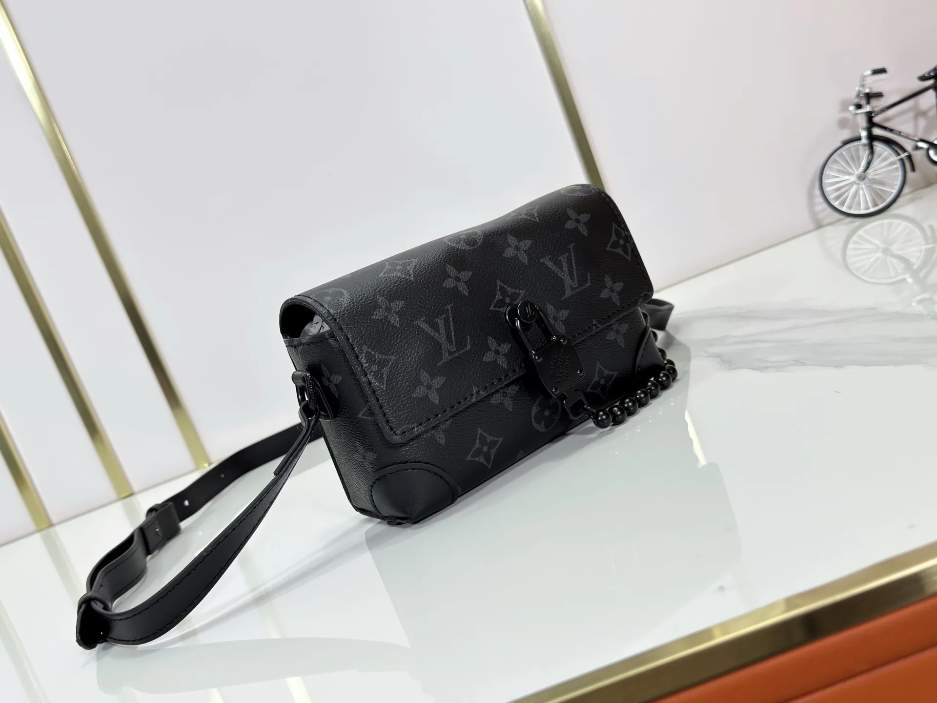 P220 Upgraded original M14738 This Steamer mini handbag is made of Monogram canvas, with distressed cow leather trim and dazzling metal parts. The new square lock snaps back to Pharrell Williams' signature Damier pattern, the delicate key connects to the intricate beaded chain, and the adjustable shoulder strap allows for shoulder or cross-body wear. Dimensions: 18 × 11 × 6.5 cm