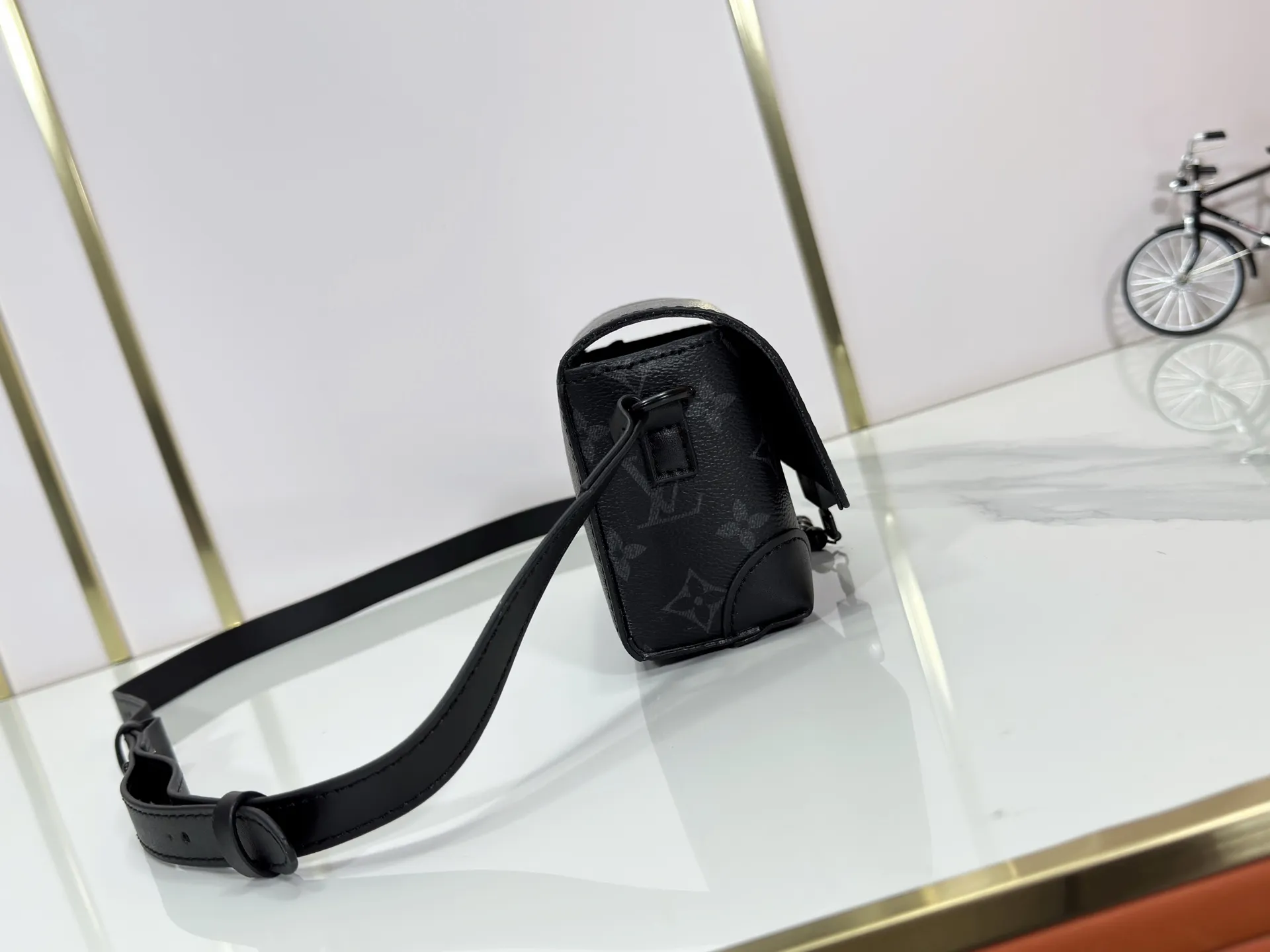 P220 Upgraded original M14738 This Steamer mini handbag is made of Monogram canvas, with distressed cow leather trim and dazzling metal parts. The new square lock snaps back to Pharrell Williams' signature Damier pattern, the delicate key connects to the intricate beaded chain, and the adjustable shoulder strap allows for shoulder or cross-body wear. Dimensions: 18 × 11 × 6.5 cm