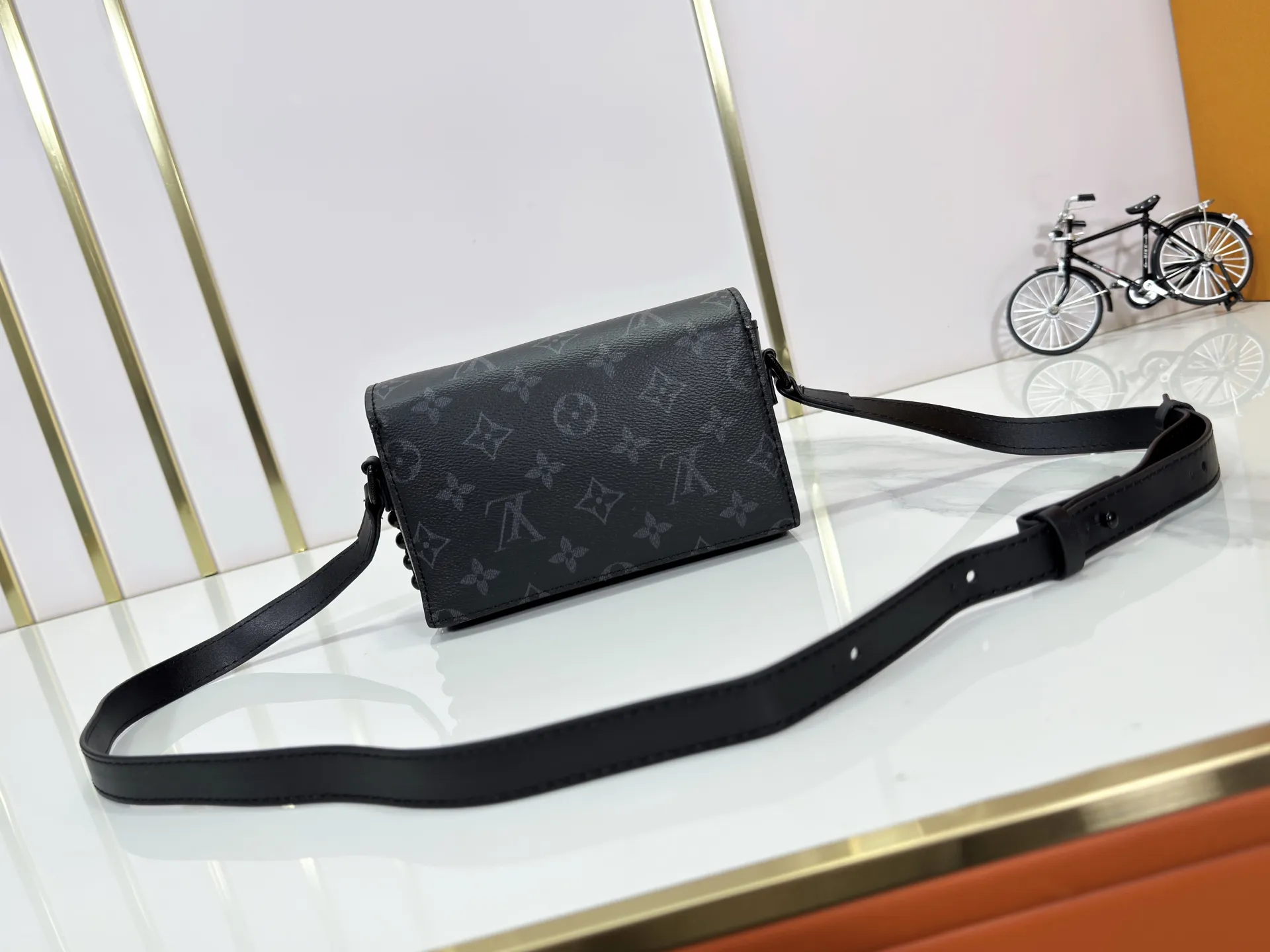 P220 Upgraded original M14738 This Steamer mini handbag is made of Monogram canvas, with distressed cow leather trim and dazzling metal parts. The new square lock snaps back to Pharrell Williams' signature Damier pattern, the delicate key connects to the intricate beaded chain, and the adjustable shoulder strap allows for shoulder or cross-body wear. Dimensions: 18 × 11 × 6.5 cm