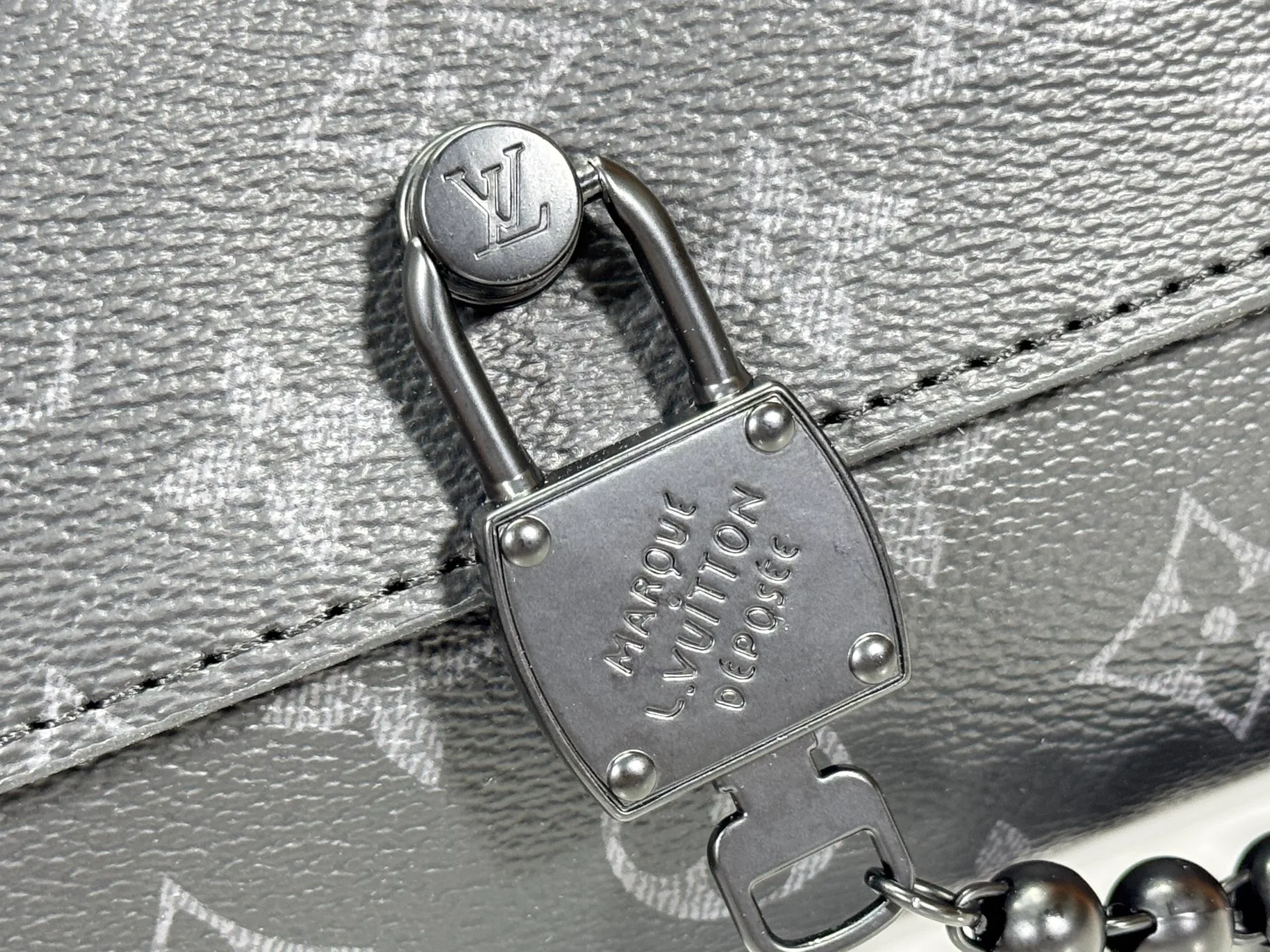 P220 Upgraded original M14738 This Steamer mini handbag is made of Monogram canvas, with distressed cow leather trim and dazzling metal parts. The new square lock snaps back to Pharrell Williams' signature Damier pattern, the delicate key connects to the intricate beaded chain, and the adjustable shoulder strap allows for shoulder or cross-body wear. Dimensions: 18 × 11 × 6.5 cm