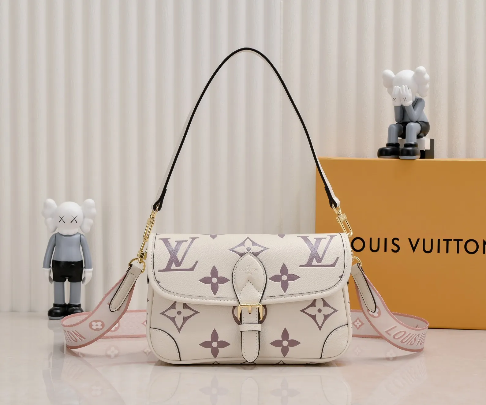 ¥340💰 Exclusive real shot-upgraded version ‼ ️M46386 black M46388 white M45985 full leather baguette series new Diane handbag Diane satchel is made of Monogram Empreinte, made of the brand's iconic embossed leather. This versatile bag comes with a removable leather shoulder strap that can be worn over the shoulder or by hand, as well as a roomy removable jacquard crossbody bag with 'Louis Vuitton' printed strap. This versatile bag can be styled in chic or sporty fashion to match the overall style or mood. Dimensions: 25.0×9.0×15.0 cm.