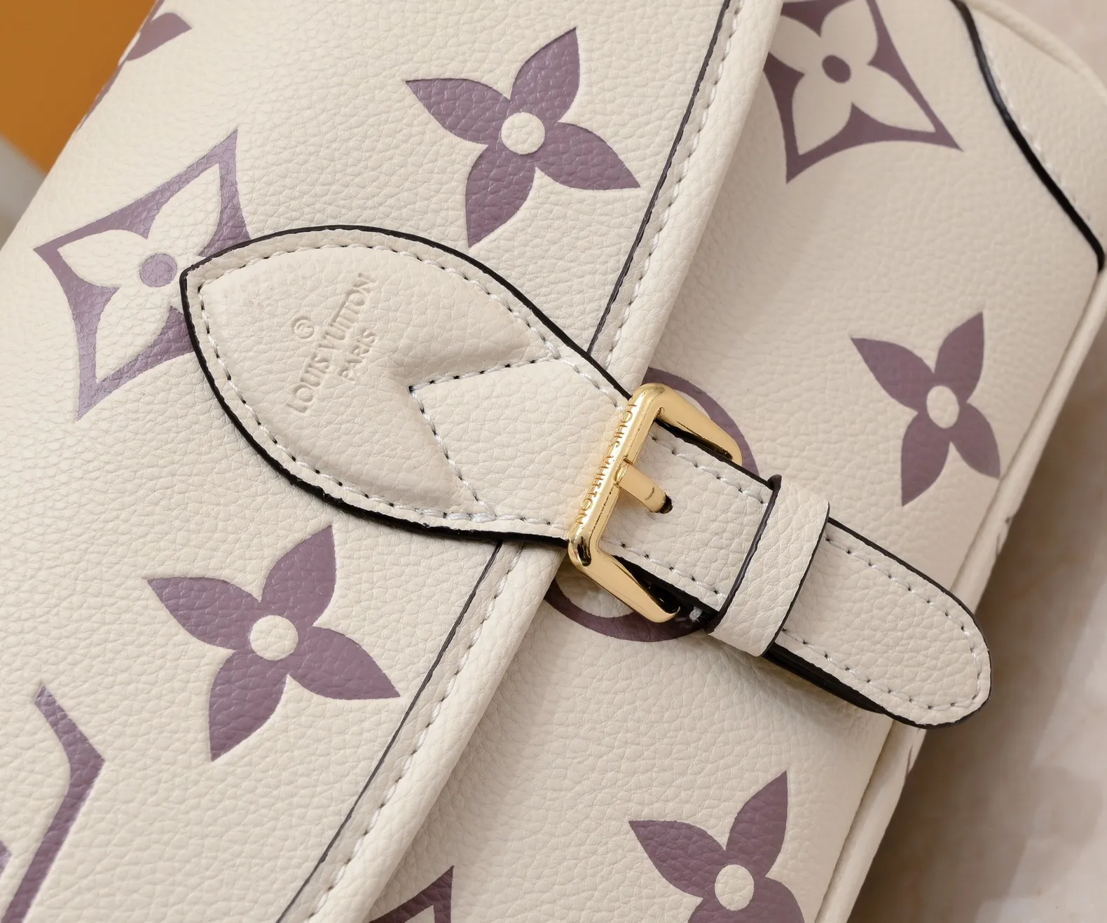 ¥340💰 Exclusive real shot-upgraded version ‼ ️M46386 black M46388 white M45985 full leather baguette series new Diane handbag Diane satchel is made of Monogram Empreinte, made of the brand's iconic embossed leather. This versatile bag comes with a removable leather shoulder strap that can be worn over the shoulder or by hand, as well as a roomy removable jacquard crossbody bag with 'Louis Vuitton' printed strap. This versatile bag can be styled in chic or sporty fashion to match the overall style or mood. Dimensions: 25.0×9.0×15.0 cm.