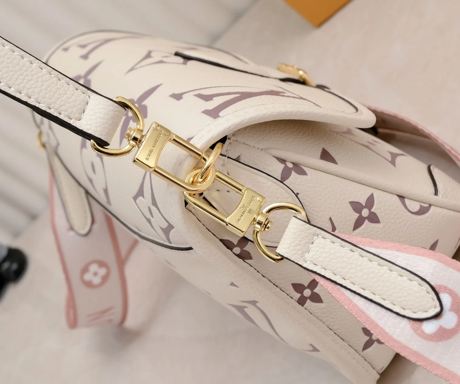 ¥340💰 Exclusive real shot-upgraded version ‼ ️M46386 black M46388 white M45985 full leather baguette series new Diane handbag Diane satchel is made of Monogram Empreinte, made of the brand's iconic embossed leather. This versatile bag comes with a removable leather shoulder strap that can be worn over the shoulder or by hand, as well as a roomy removable jacquard crossbody bag with 'Louis Vuitton' printed strap. This versatile bag can be styled in chic or sporty fashion to match the overall style or mood. Dimensions: 25.0×9.0×15.0 cm.