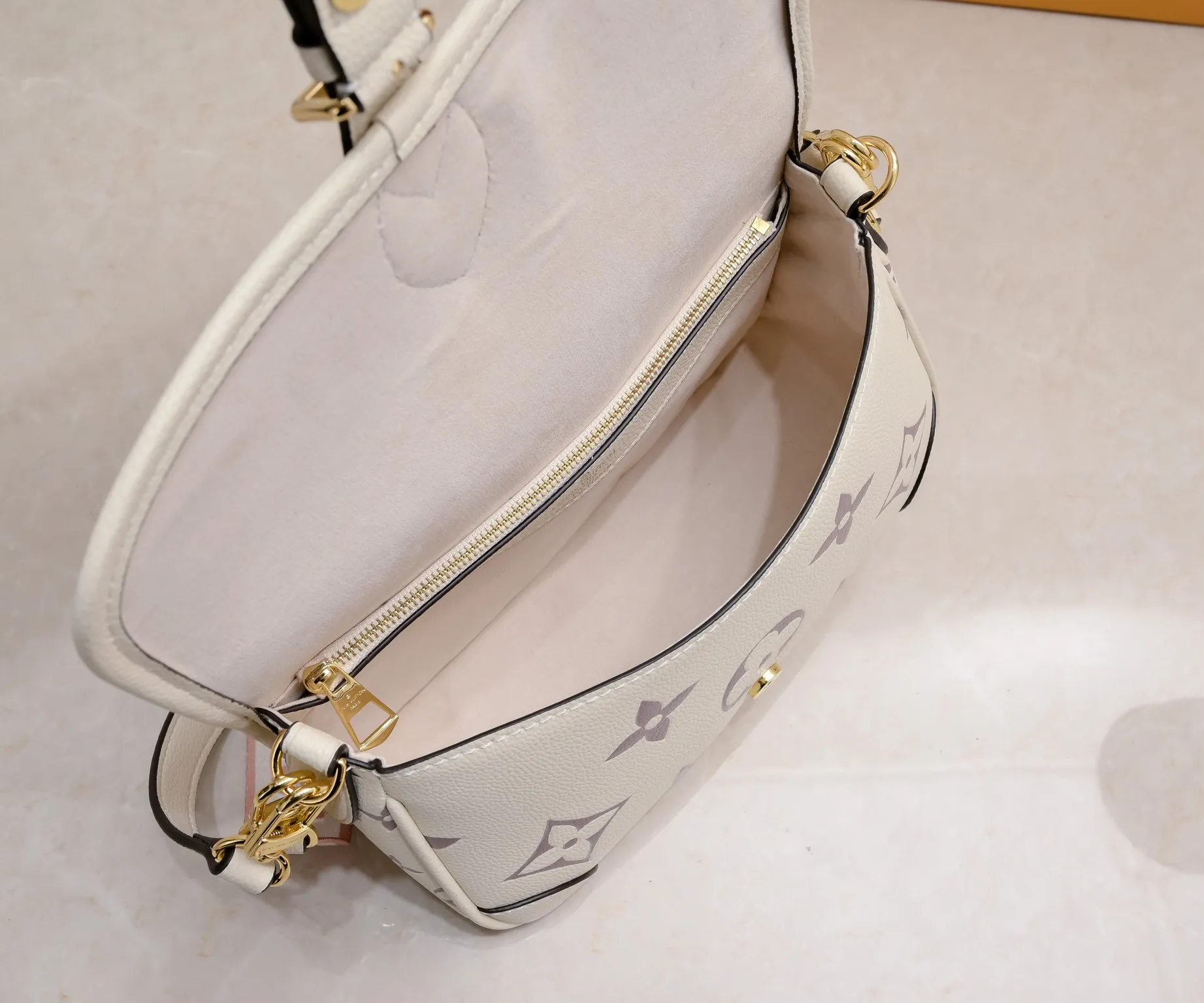 ¥340💰 Exclusive real shot-upgraded version ‼ ️M46386 black M46388 white M45985 full leather baguette series new Diane handbag Diane satchel is made of Monogram Empreinte, made of the brand's iconic embossed leather. This versatile bag comes with a removable leather shoulder strap that can be worn over the shoulder or by hand, as well as a roomy removable jacquard crossbody bag with 'Louis Vuitton' printed strap. This versatile bag can be styled in chic or sporty fashion to match the overall style or mood. Dimensions: 25.0×9.0×15.0 cm.