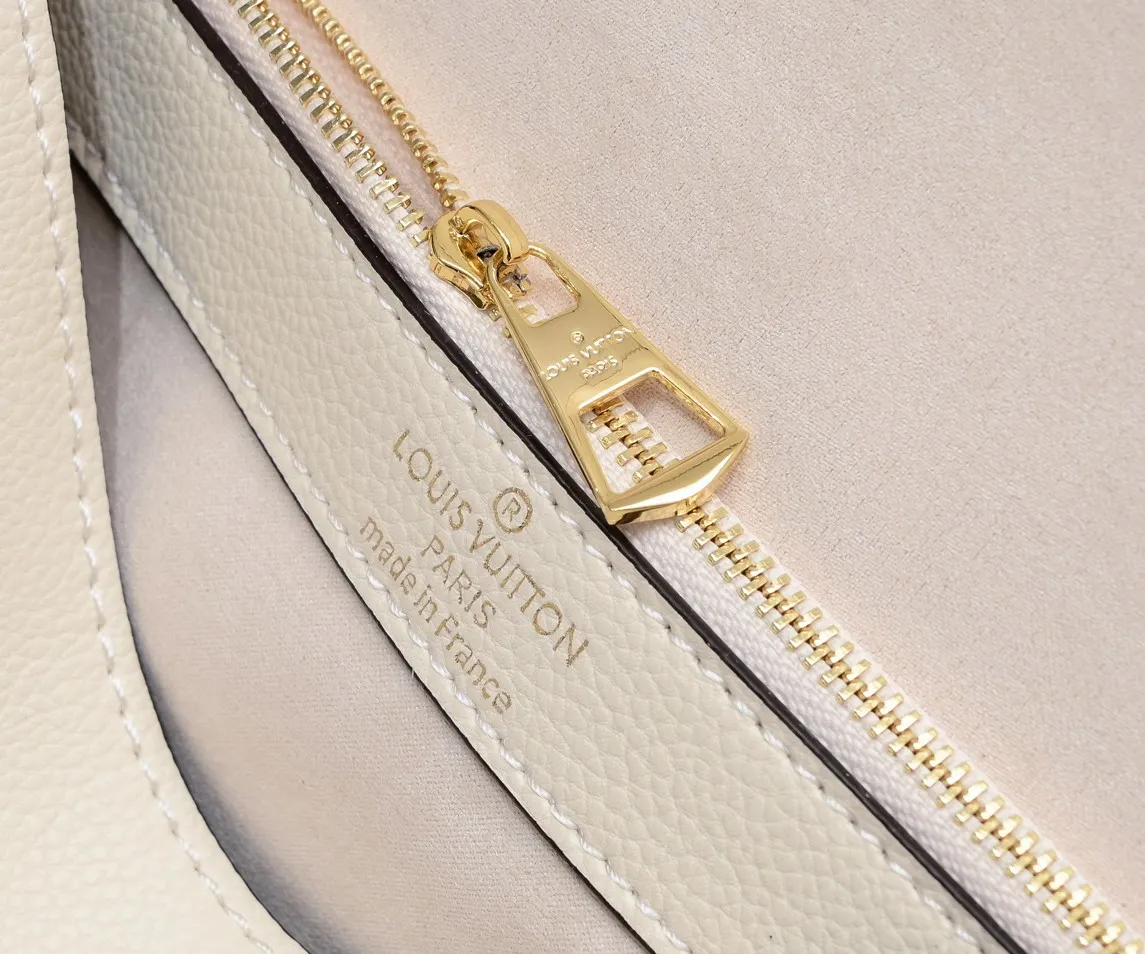 ¥340💰 Exclusive real shot-upgraded version ‼ ️M46386 black M46388 white M45985 full leather baguette series new Diane handbag Diane satchel is made of Monogram Empreinte, made of the brand's iconic embossed leather. This versatile bag comes with a removable leather shoulder strap that can be worn over the shoulder or by hand, as well as a roomy removable jacquard crossbody bag with 'Louis Vuitton' printed strap. This versatile bag can be styled in chic or sporty fashion to match the overall style or mood. Dimensions: 25.0×9.0×15.0 cm.