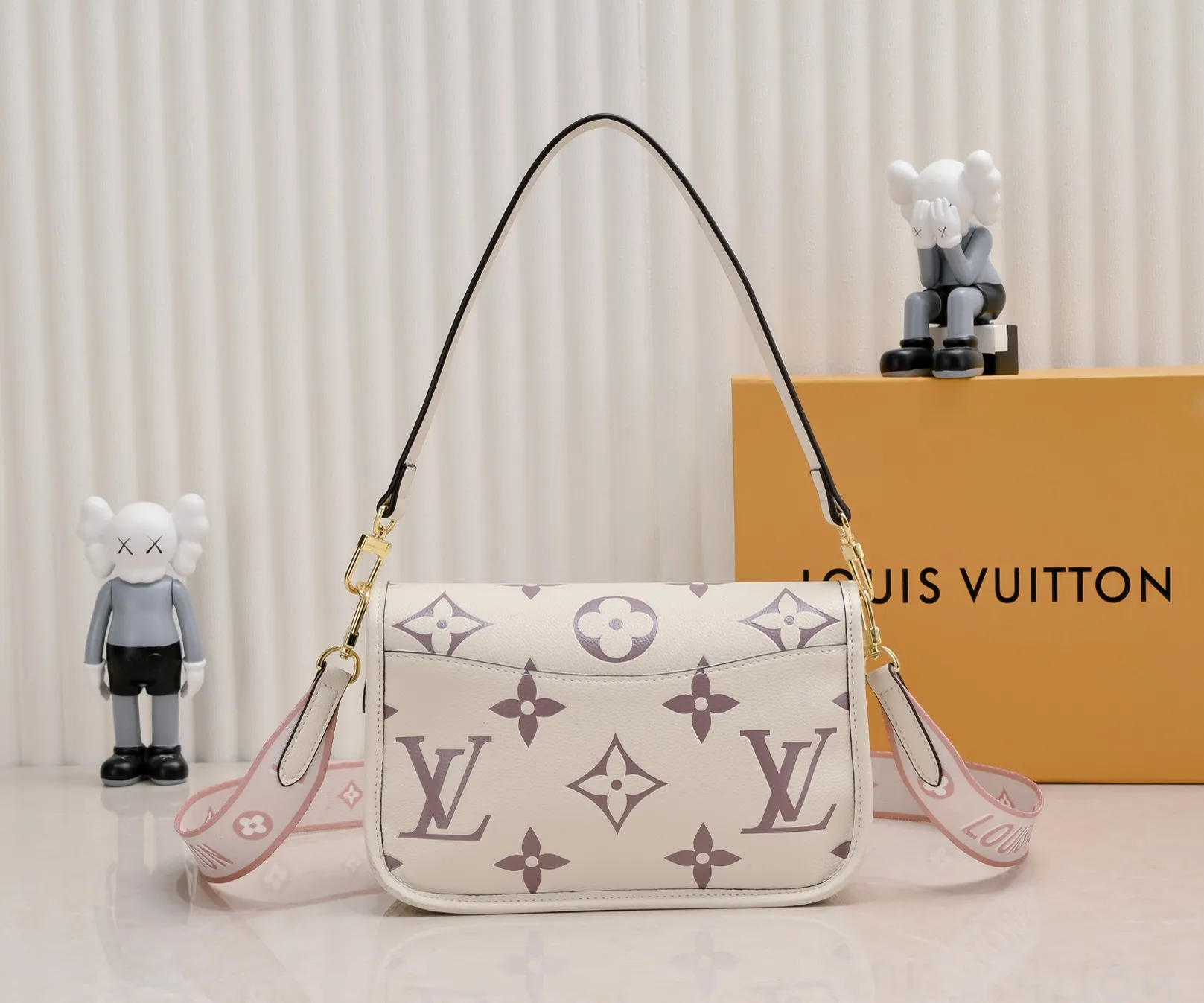 ¥340💰 Exclusive real shot-upgraded version ‼ ️M46386 black M46388 white M45985 full leather baguette series new Diane handbag Diane satchel is made of Monogram Empreinte, made of the brand's iconic embossed leather. This versatile bag comes with a removable leather shoulder strap that can be worn over the shoulder or by hand, as well as a roomy removable jacquard crossbody bag with 'Louis Vuitton' printed strap. This versatile bag can be styled in chic or sporty fashion to match the overall style or mood. Dimensions: 25.0×9.0×15.0 cm.