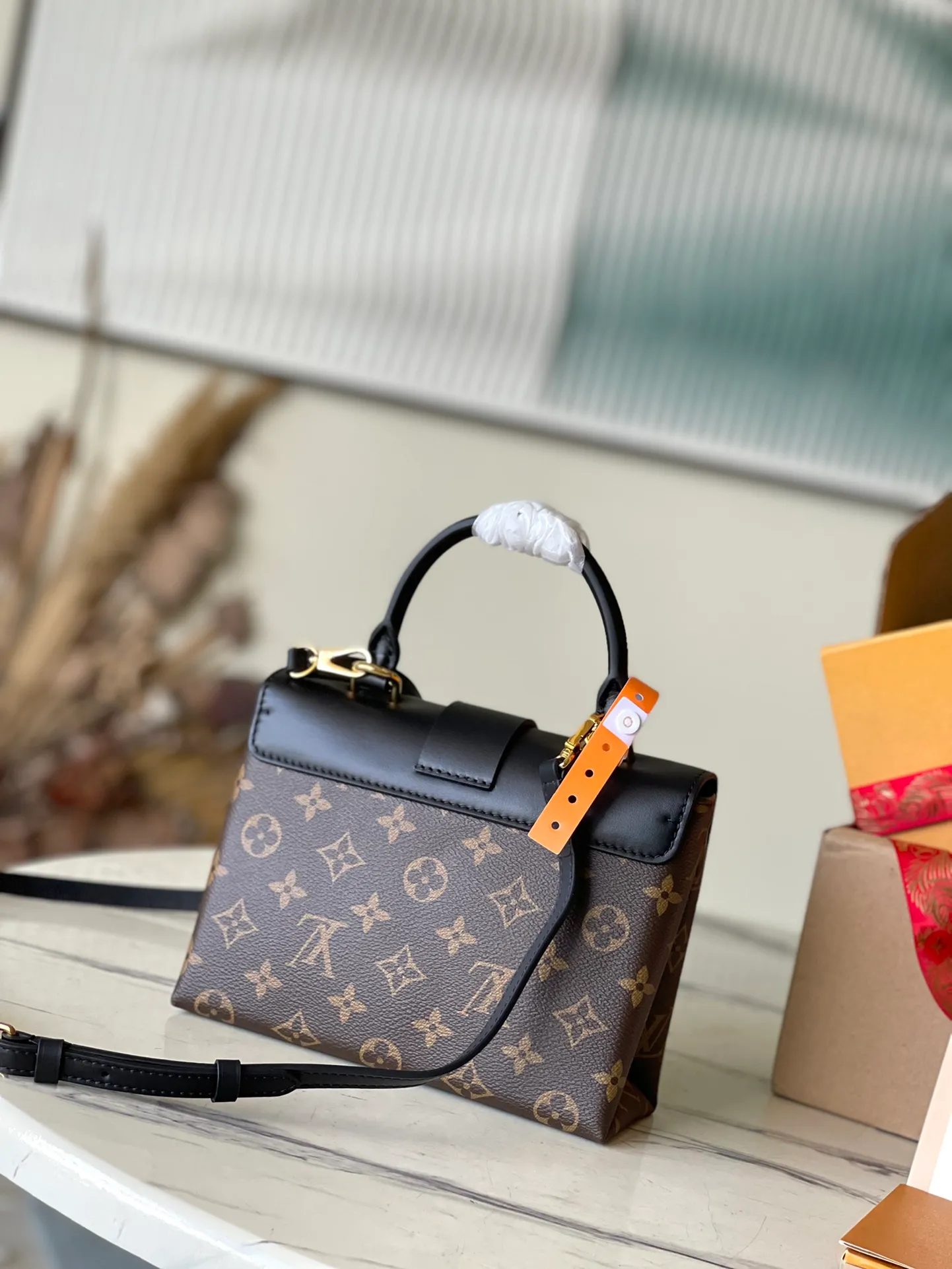 💰740 Top original order M44141 supports counter inspection. The photo taken of duty-free goods is consistent with the product and has not been unpacked. This product is an exclusive duty-free product in the market and is the highest-end product. Inspection is supported. This product has passed strict inspection and is flawless. Please wear gloves when touching the product. This product is not returnable or exchangeable. Please confirm the product first and then remove the label on the handle. This product is temporarily not open to the public, only regular customers, and is in short supply. Dimensions: 20 x 16.0 x 7.5 cm