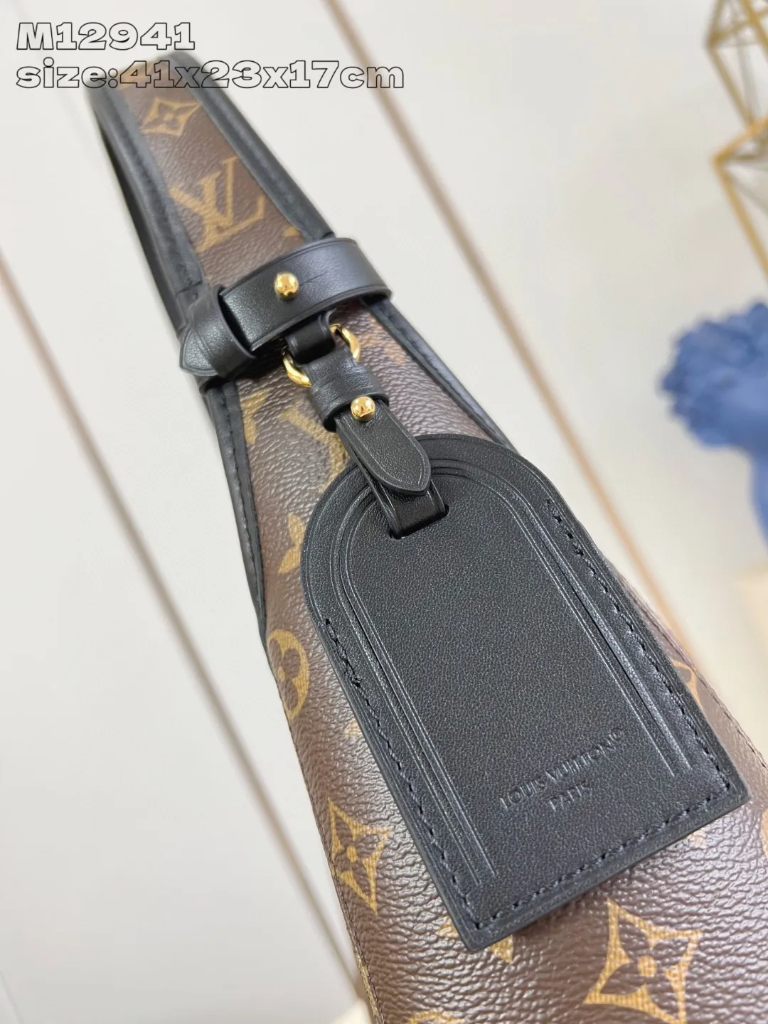 💰940 Top-quality original individual real shot M12941] This The Drop GM handbag draws inspiration from the Flower Hobo handbag that came out in 2018. It is cut from classic Monogram canvas to create an elegant configuration that combines trendy style and practical function. A signature padlock adorns the nameplate and is a sophisticated detail along with rich leather trim. It can easily store daily needs and fit in with the rhythm of urban life. 41 x 23 x 17 cm (length x height x style)