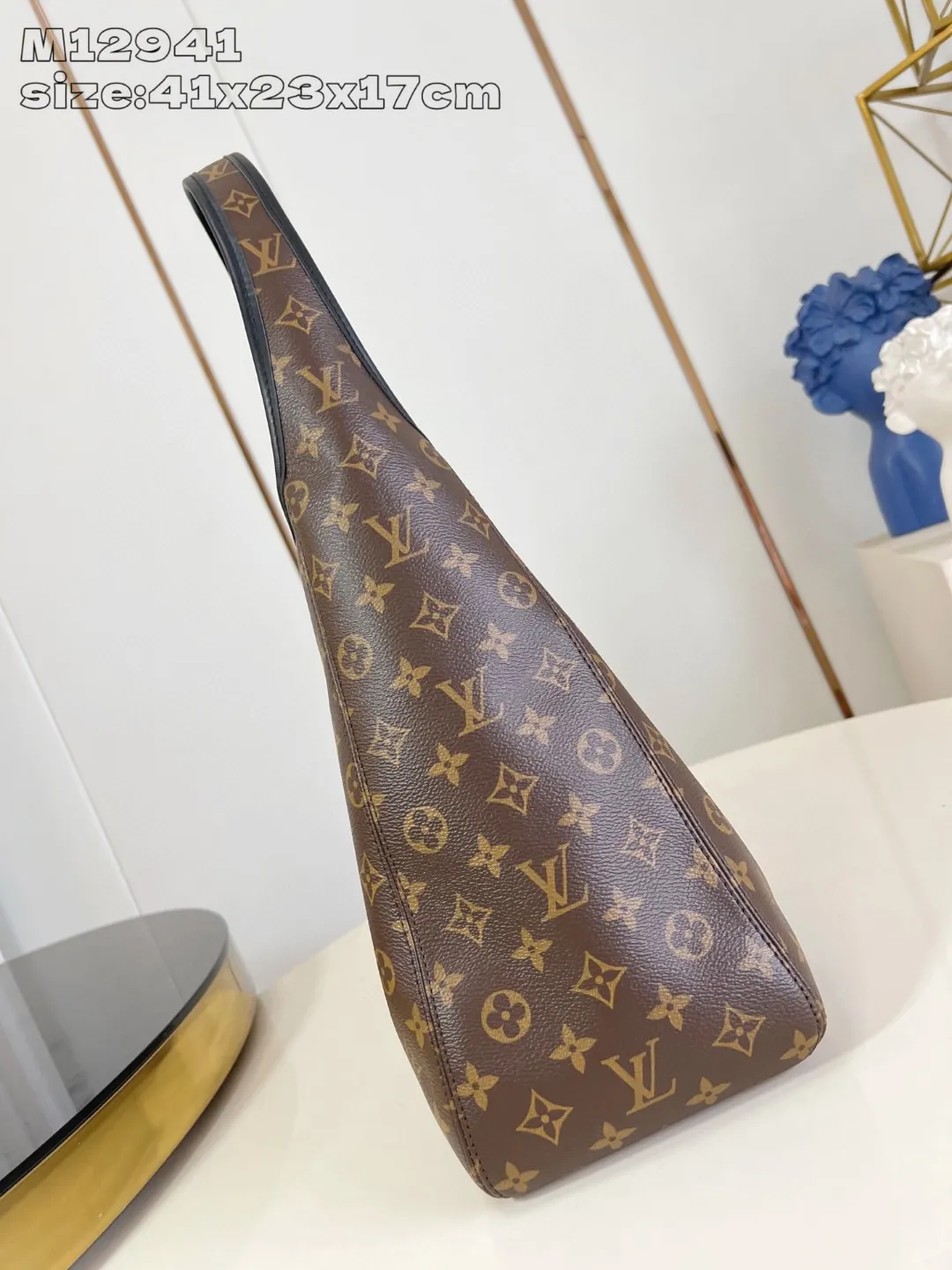 💰940 Top-quality original individual real shot M12941] This The Drop GM handbag draws inspiration from the Flower Hobo handbag that came out in 2018. It is cut from classic Monogram canvas to create an elegant configuration that combines trendy style and practical function. A signature padlock adorns the nameplate and is a sophisticated detail along with rich leather trim. It can easily store daily needs and fit in with the rhythm of urban life. 41 x 23 x 17 cm (length x height x style)