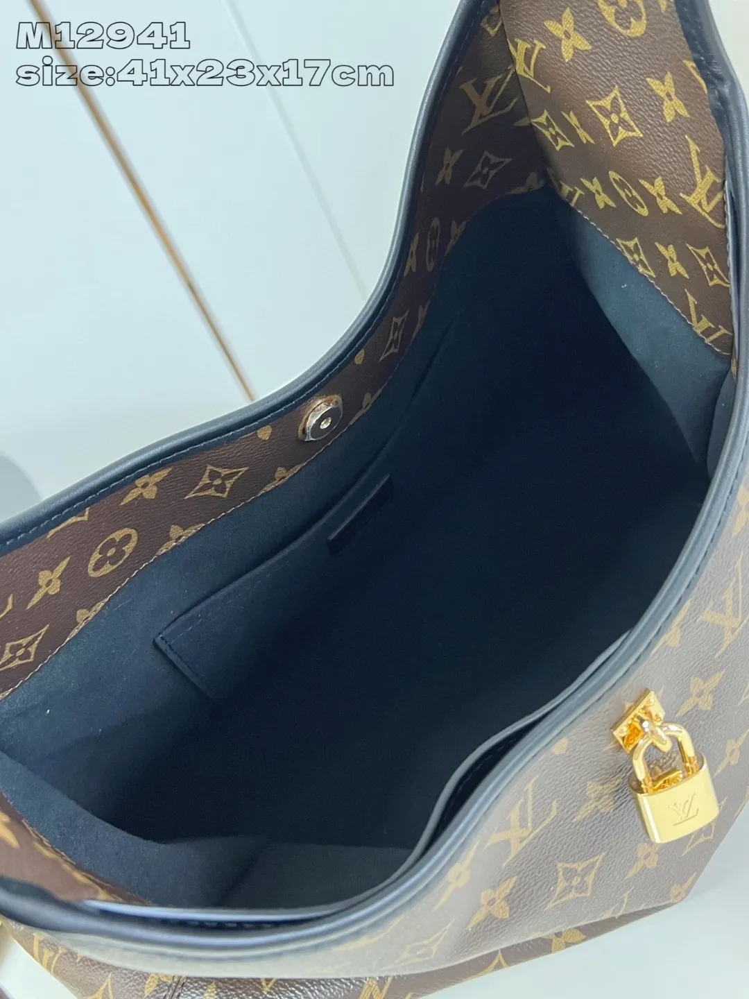💰940 Top-quality original individual real shot M12941] This The Drop GM handbag draws inspiration from the Flower Hobo handbag that came out in 2018. It is cut from classic Monogram canvas to create an elegant configuration that combines trendy style and practical function. A signature padlock adorns the nameplate and is a sophisticated detail along with rich leather trim. It can easily store daily needs and fit in with the rhythm of urban life. 41 x 23 x 17 cm (length x height x style)