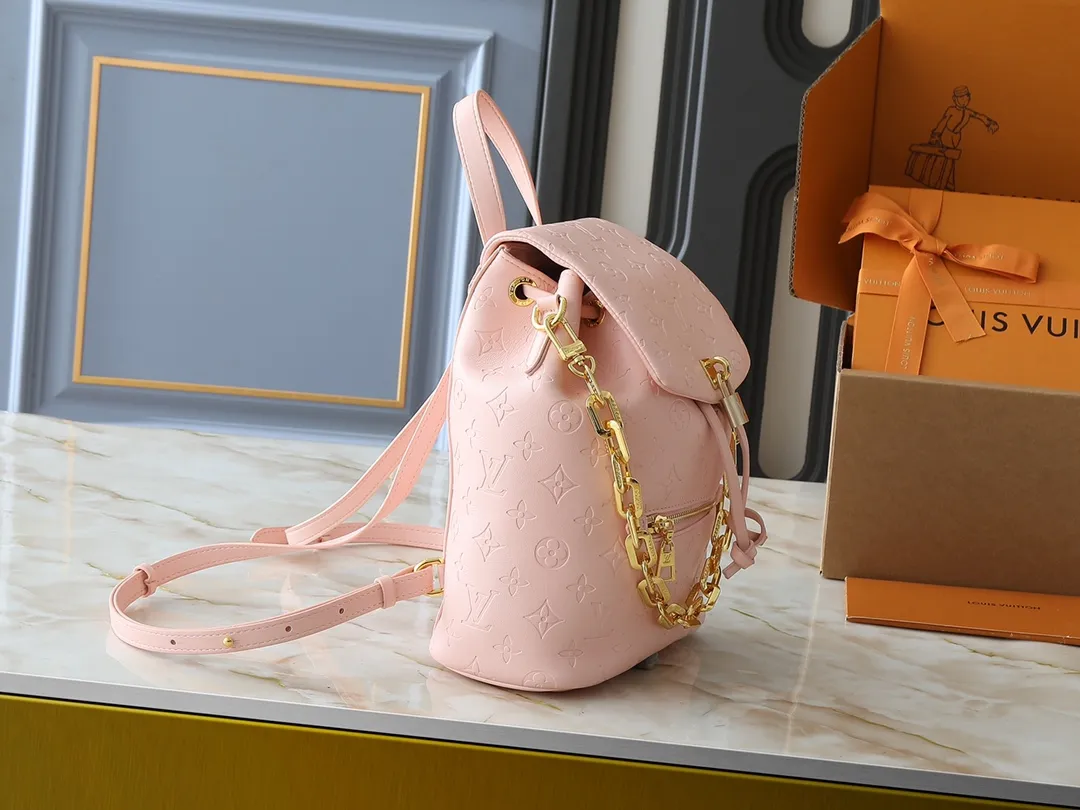 💰280💰Upgraded from the original M13357 M13358 M13387 M13389 Coussin Backpack small handbag joins the Coussin series in a backpack configuration. It is made of soft Monogram embossed leather and integrated with the iconic LV padlock, combining modern style and functional considerations. The detachable Coussin chain releases the metal edge, and the zippered front pocket makes it easy to access various small items. Dimensions: 21.0 x 26.0 x 10.0 cm (length x height x width)