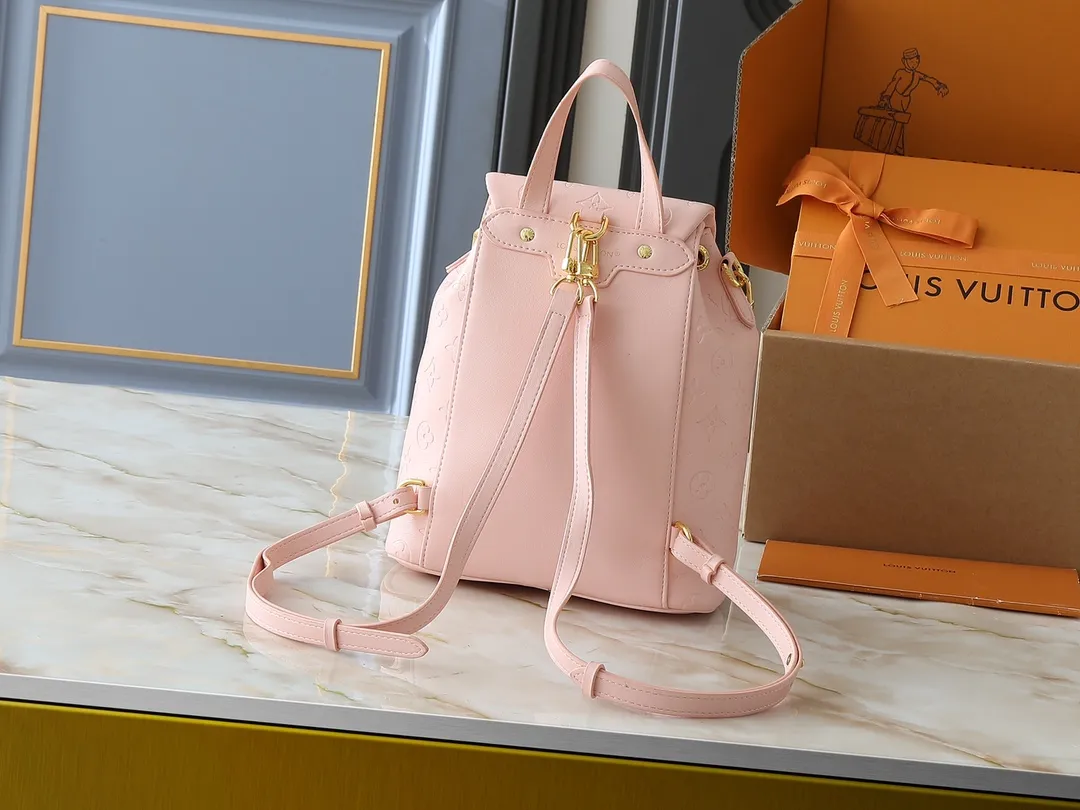 💰280💰Upgraded from the original M13357 M13358 M13387 M13389 Coussin Backpack small handbag joins the Coussin series in a backpack configuration. It is made of soft Monogram embossed leather and integrated with the iconic LV padlock, combining modern style and functional considerations. The detachable Coussin chain releases the metal edge, and the zippered front pocket makes it easy to access various small items. Dimensions: 21.0 x 26.0 x 10.0 cm (length x height x width)