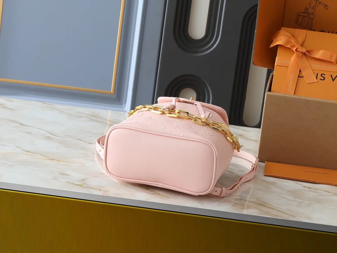 💰280💰Upgraded from the original M13357 M13358 M13387 M13389 Coussin Backpack small handbag joins the Coussin series in a backpack configuration. It is made of soft Monogram embossed leather and integrated with the iconic LV padlock, combining modern style and functional considerations. The detachable Coussin chain releases the metal edge, and the zippered front pocket makes it easy to access various small items. Dimensions: 21.0 x 26.0 x 10.0 cm (length x height x width)