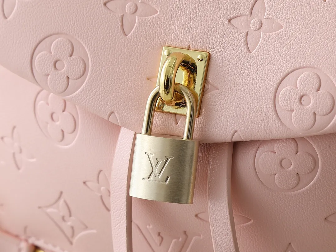 💰280💰Upgraded from the original M13357 M13358 M13387 M13389 Coussin Backpack small handbag joins the Coussin series in a backpack configuration. It is made of soft Monogram embossed leather and integrated with the iconic LV padlock, combining modern style and functional considerations. The detachable Coussin chain releases the metal edge, and the zippered front pocket makes it easy to access various small items. Dimensions: 21.0 x 26.0 x 10.0 cm (length x height x width)