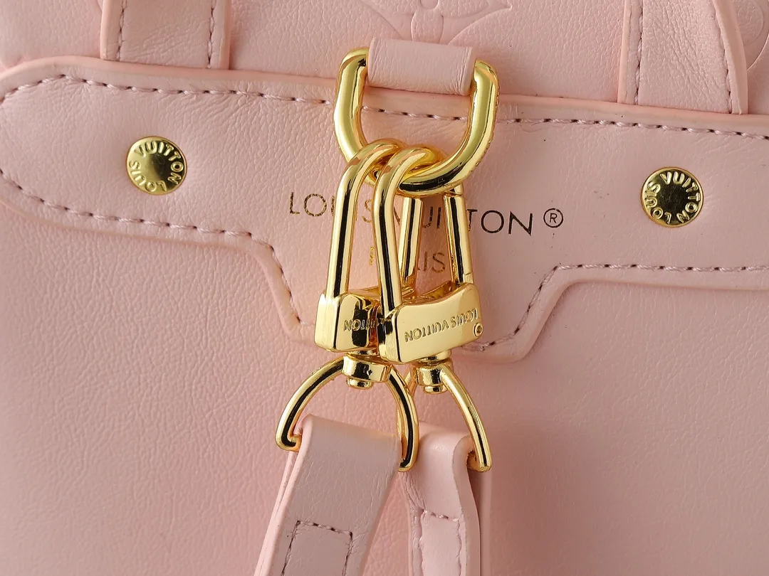 💰280💰Upgraded from the original M13357 M13358 M13387 M13389 Coussin Backpack small handbag joins the Coussin series in a backpack configuration. It is made of soft Monogram embossed leather and integrated with the iconic LV padlock, combining modern style and functional considerations. The detachable Coussin chain releases the metal edge, and the zippered front pocket makes it easy to access various small items. Dimensions: 21.0 x 26.0 x 10.0 cm (length x height x width)