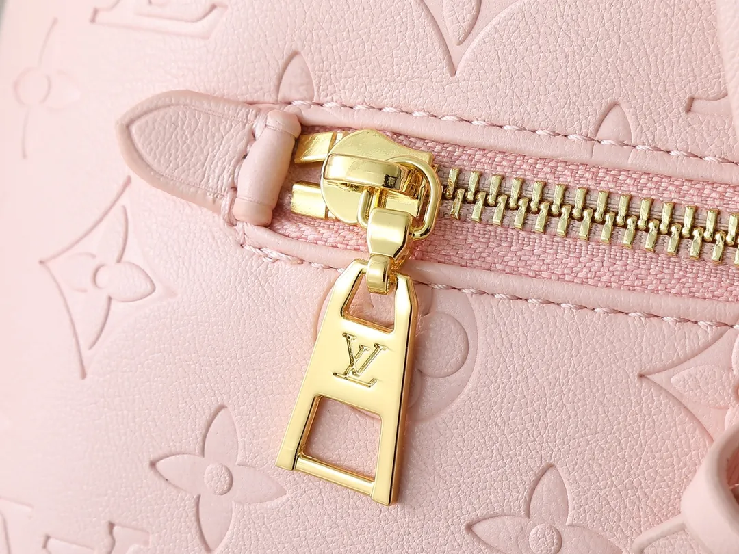 💰280💰Upgraded from the original M13357 M13358 M13387 M13389 Coussin Backpack small handbag joins the Coussin series in a backpack configuration. It is made of soft Monogram embossed leather and integrated with the iconic LV padlock, combining modern style and functional considerations. The detachable Coussin chain releases the metal edge, and the zippered front pocket makes it easy to access various small items. Dimensions: 21.0 x 26.0 x 10.0 cm (length x height x width)
