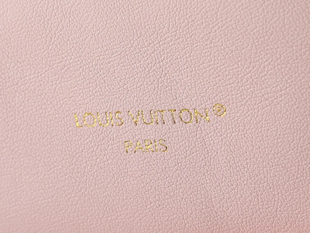 💰280💰Upgraded from the original M13357 M13358 M13387 M13389 Coussin Backpack small handbag joins the Coussin series in a backpack configuration. It is made of soft Monogram embossed leather and integrated with the iconic LV padlock, combining modern style and functional considerations. The detachable Coussin chain releases the metal edge, and the zippered front pocket makes it easy to access various small items. Dimensions: 21.0 x 26.0 x 10.0 cm (length x height x width)