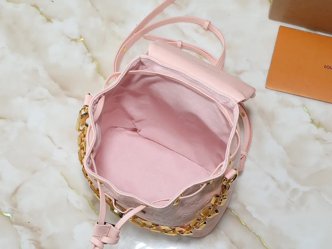 💰280💰Upgraded from the original M13357 M13358 M13387 M13389 Coussin Backpack small handbag joins the Coussin series in a backpack configuration. It is made of soft Monogram embossed leather and integrated with the iconic LV padlock, combining modern style and functional considerations. The detachable Coussin chain releases the metal edge, and the zippered front pocket makes it easy to access various small items. Dimensions: 21.0 x 26.0 x 10.0 cm (length x height x width)