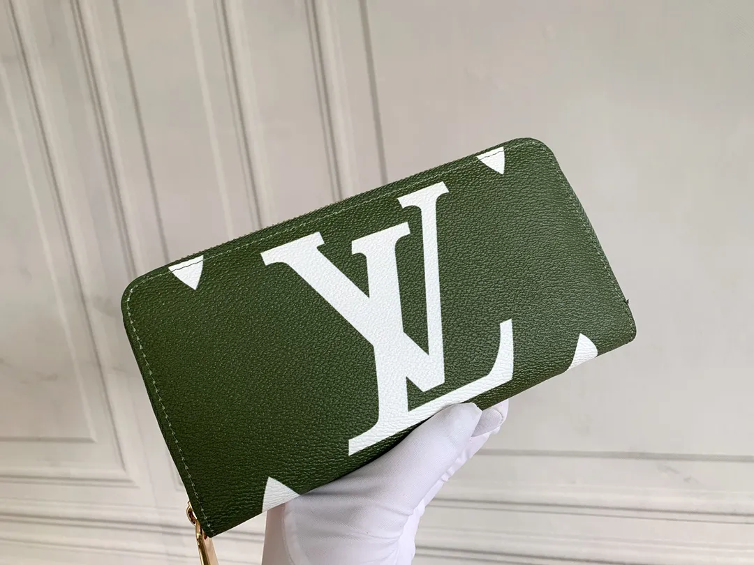 💰130 M60017 Green and White ZIppy Zipper Wallet Printed canvas zipper coin purse, the large LV letters and Monogram floral pattern are particularly eye-catching. The compact zipper wallet is one of the classic designs. This wallet can hold banknotes, credit cards, small change, IDs, etc. Size 19x10cm.