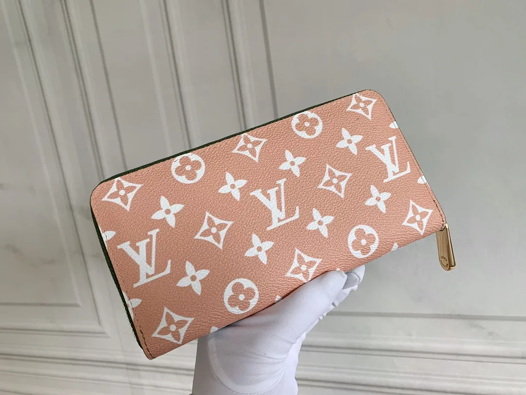 💰130 M60017 Green and White ZIppy Zipper Wallet Printed canvas zipper coin purse, the large LV letters and Monogram floral pattern are particularly eye-catching. The compact zipper wallet is one of the classic designs. This wallet can hold banknotes, credit cards, small change, IDs, etc. Size 19x10cm.