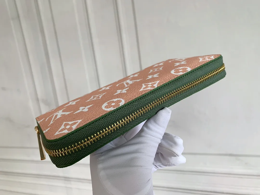 💰130 M60017 Green and White ZIppy Zipper Wallet Printed canvas zipper coin purse, the large LV letters and Monogram floral pattern are particularly eye-catching. The compact zipper wallet is one of the classic designs. This wallet can hold banknotes, credit cards, small change, IDs, etc. Size 19x10cm.
