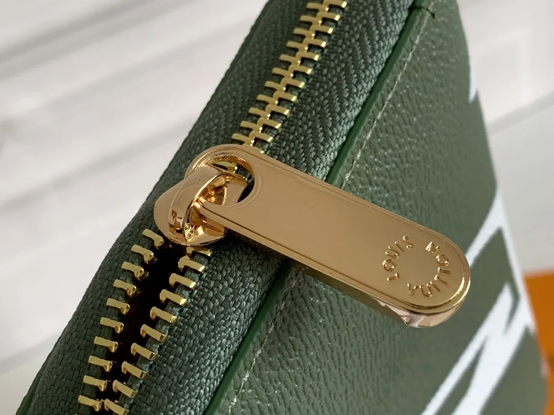 💰130 M60017 Green and White ZIppy Zipper Wallet Printed canvas zipper coin purse, the large LV letters and Monogram floral pattern are particularly eye-catching. The compact zipper wallet is one of the classic designs. This wallet can hold banknotes, credit cards, small change, IDs, etc. Size 19x10cm.