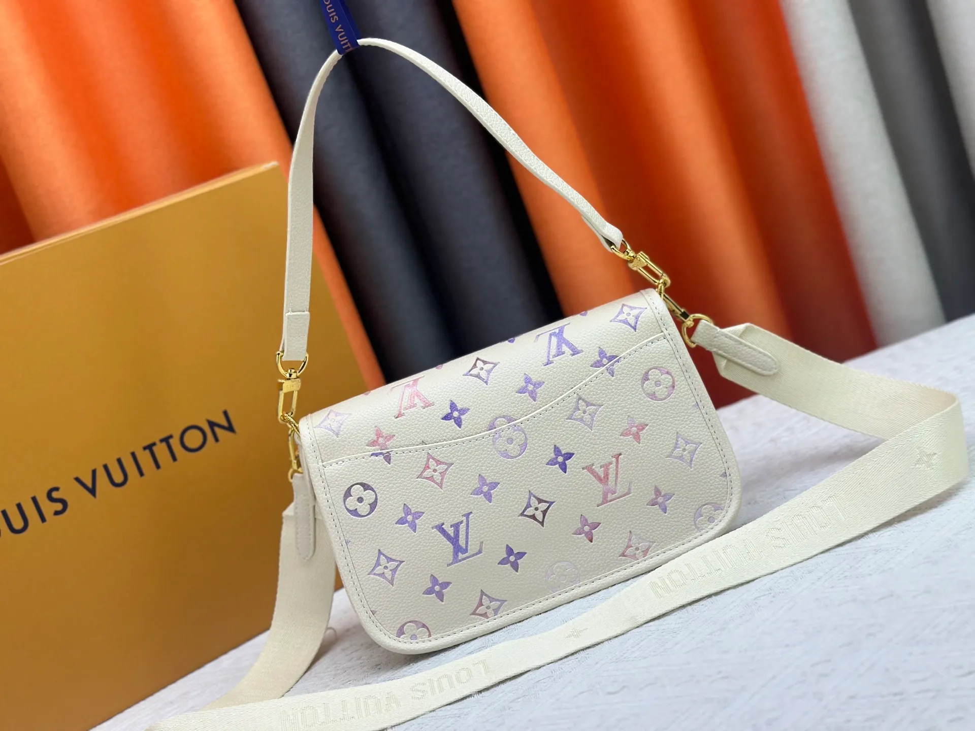 P240 exclusive real shot-upgraded version ‼ ️M46386 black M46388 white M45985 white gradient full leather baguette series New Diane handbag Diane satchel is made of Monogram Empreinte, made of the brand's iconic embossed leather. This versatile bag comes with a removable leather shoulder strap that can be worn over the shoulder or by hand, as well as a roomy removable jacquard crossbody bag with 'Louis Vuitton' printed strap. This versatile bag can be styled in chic or sporty fashion to match the overall style or mood. Dimensions: 25.0×9.0×15.0 cm.