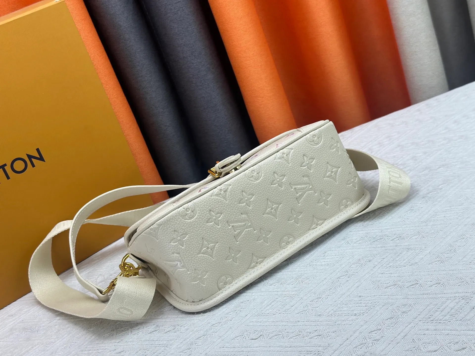 P240 exclusive real shot-upgraded version ‼ ️M46386 black M46388 white M45985 white gradient full leather baguette series New Diane handbag Diane satchel is made of Monogram Empreinte, made of the brand's iconic embossed leather. This versatile bag comes with a removable leather shoulder strap that can be worn over the shoulder or by hand, as well as a roomy removable jacquard crossbody bag with 'Louis Vuitton' printed strap. This versatile bag can be styled in chic or sporty fashion to match the overall style or mood. Dimensions: 25.0×9.0×15.0 cm.