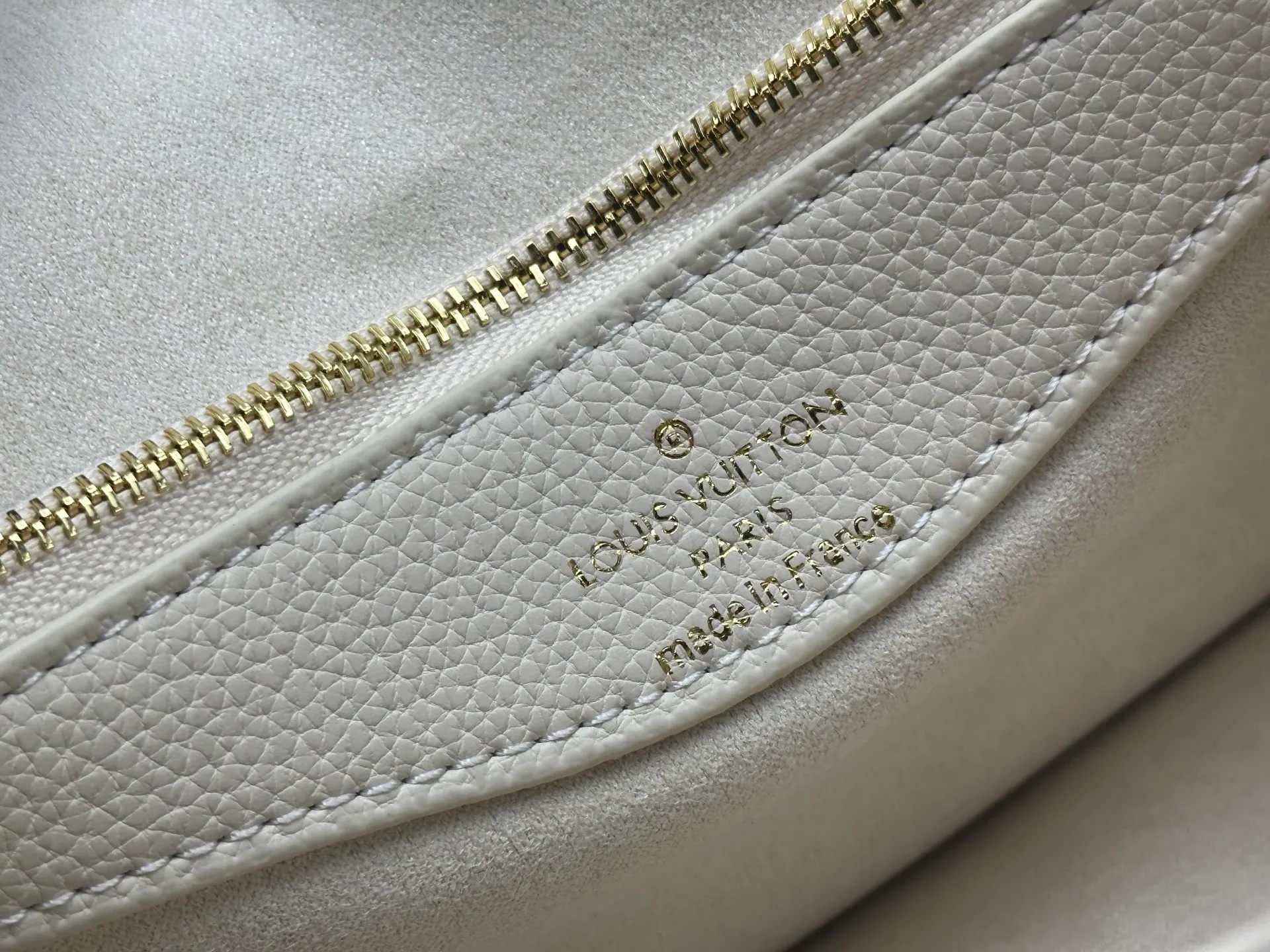 P240 exclusive real shot-upgraded version ‼ ️M46386 black M46388 white M45985 white gradient full leather baguette series New Diane handbag Diane satchel is made of Monogram Empreinte, made of the brand's iconic embossed leather. This versatile bag comes with a removable leather shoulder strap that can be worn over the shoulder or by hand, as well as a roomy removable jacquard crossbody bag with 'Louis Vuitton' printed strap. This versatile bag can be styled in chic or sporty fashion to match the overall style or mood. Dimensions: 25.0×9.0×15.0 cm.