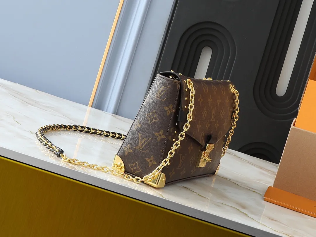 💰280💰Upgraded original M14526 Trunkie handbag combines Monogram canvas and metal rivets, with metallic corners and iconic S-lock lock, highlighting the brand heritage with a retro luggage style. The internal space and zipper pockets make it easy to accommodate daily needs, and the sliding chain shoulder strap expands carrying options. Dimensions: 27.0 x 16.0 x 8.0 cm (length x height x width)