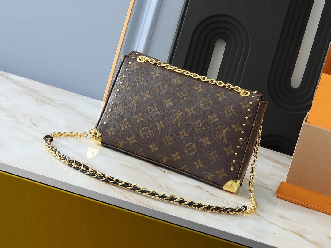 💰280💰Upgraded original M14526 Trunkie handbag combines Monogram canvas and metal rivets, with metallic corners and iconic S-lock lock, highlighting the brand heritage with a retro luggage style. The internal space and zipper pockets make it easy to accommodate daily needs, and the sliding chain shoulder strap expands carrying options. Dimensions: 27.0 x 16.0 x 8.0 cm (length x height x width)